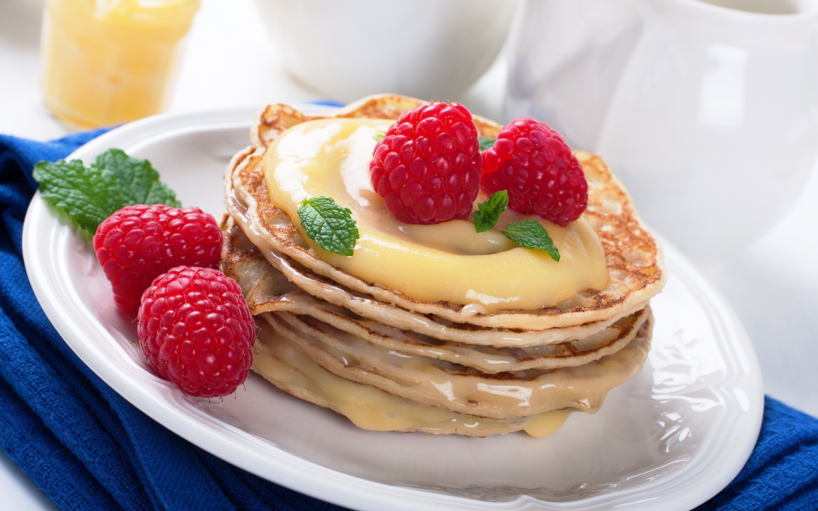 Аппетитные оладьи со сгущенкой и малиной