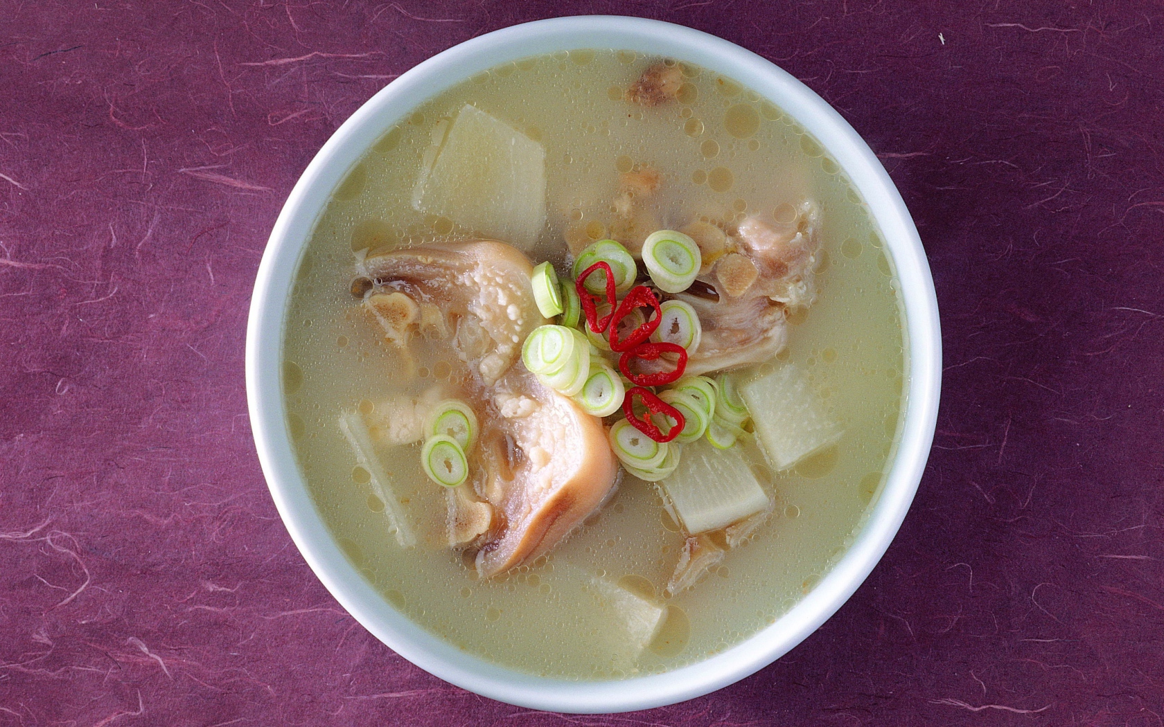 Аппетитный суп с морепродуктами и зеленым луком вид сверху