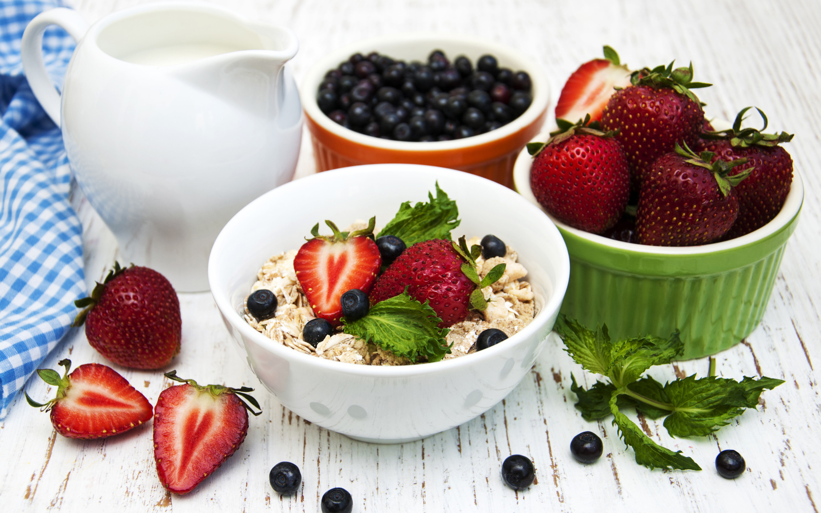 Ягоды клубники и черники на завтрак с овсяными хлопьями