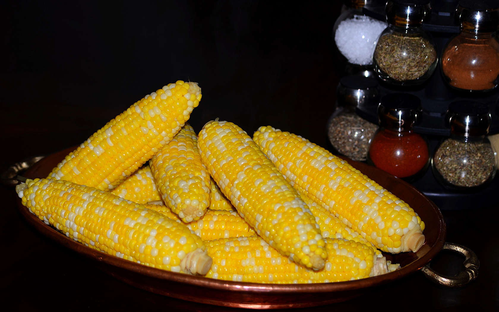 Вареная кукуруза на блюде крупным планом