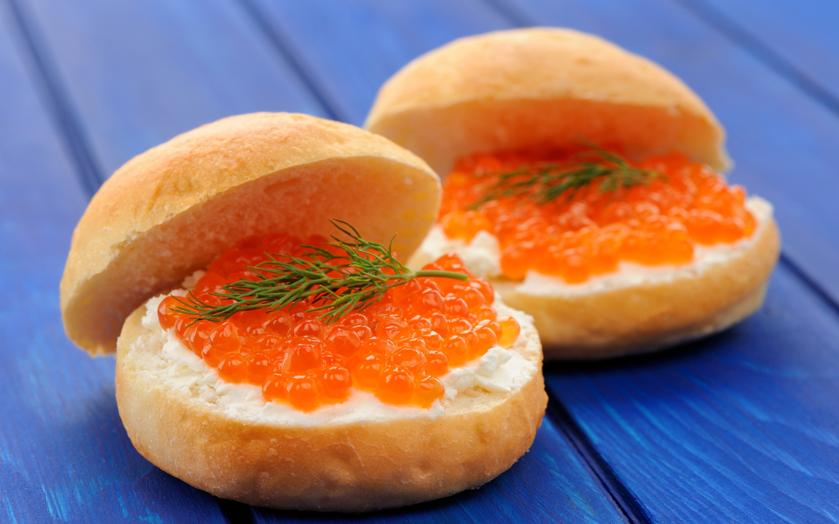 Булочки с красной икрой и сыром 