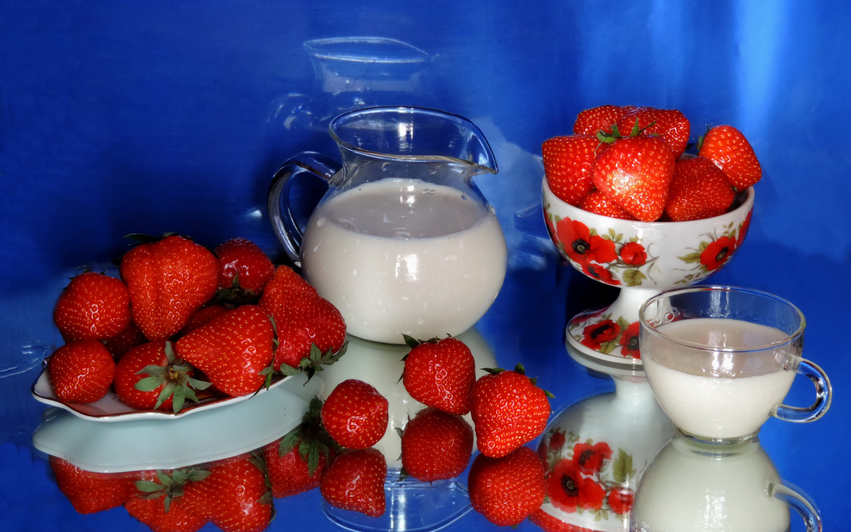 Свежие аппетитные ягоды клубники на столе с молоком