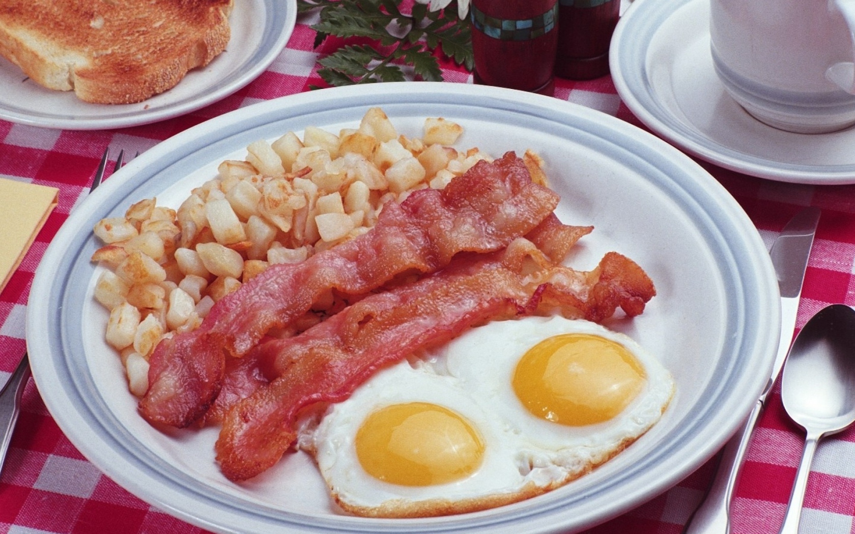 Яичница глазунья с беконом на завтрак