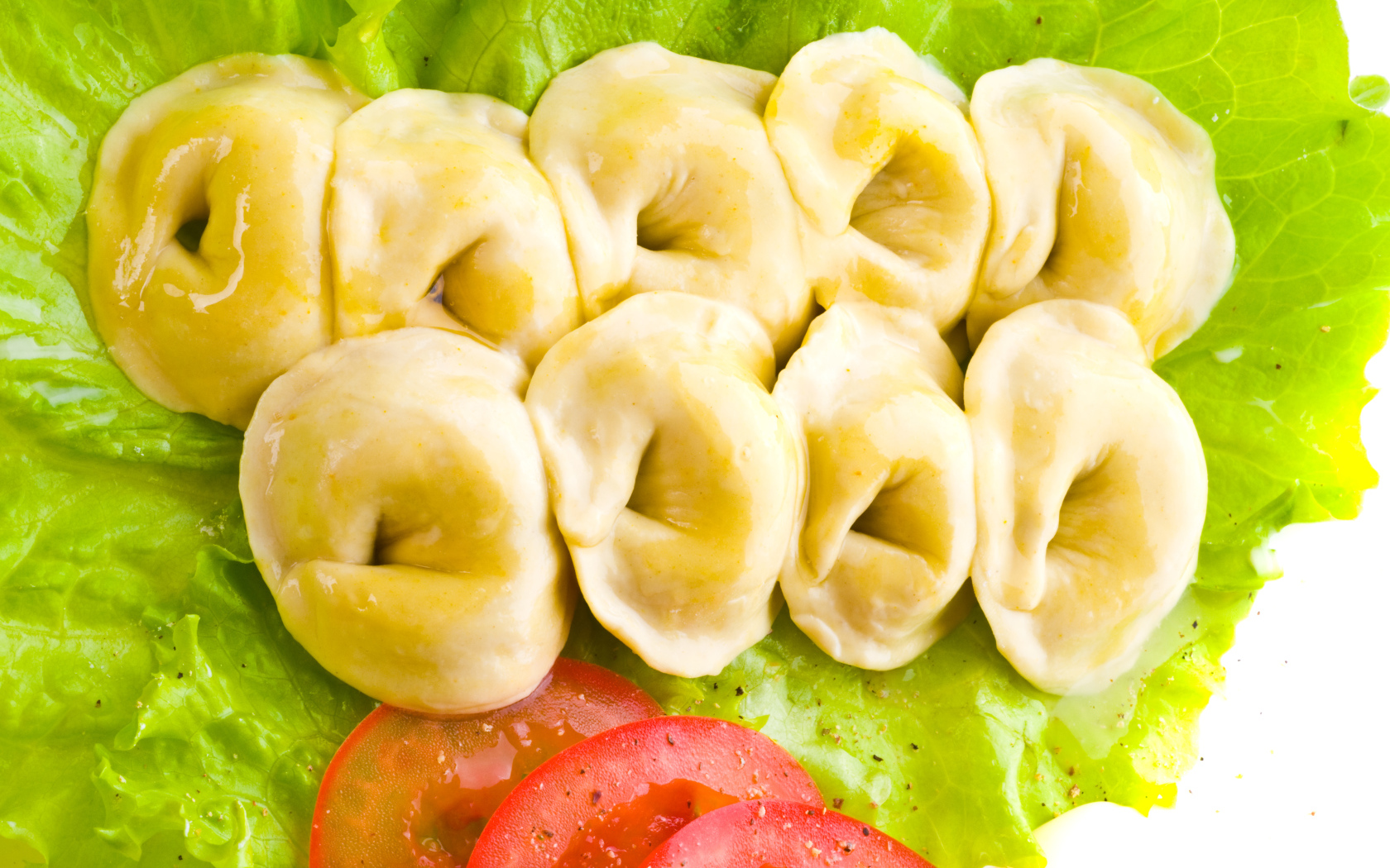 Горячие пельмени с овощами крупным планом 