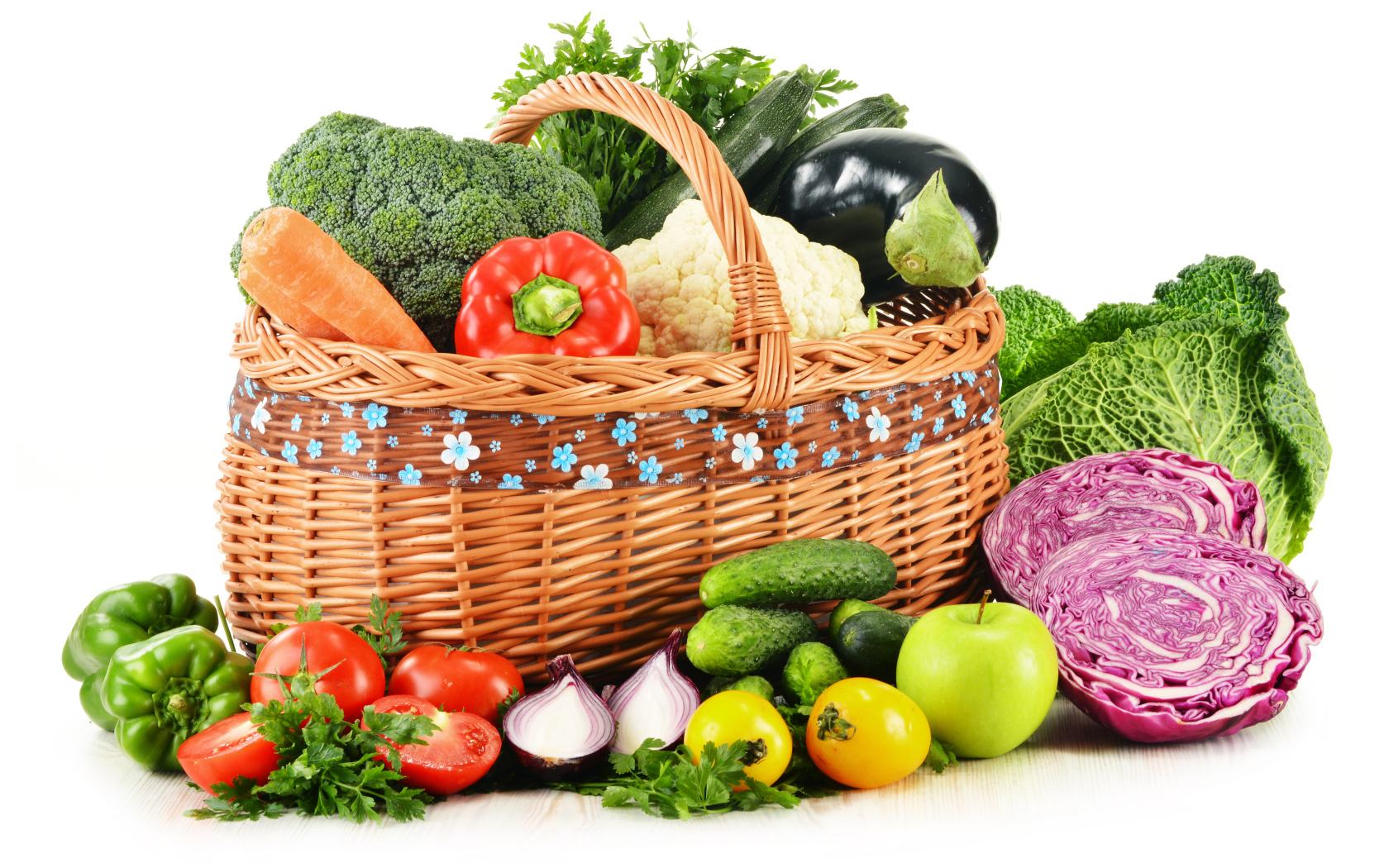 Большая корзина овощей на белом фоне