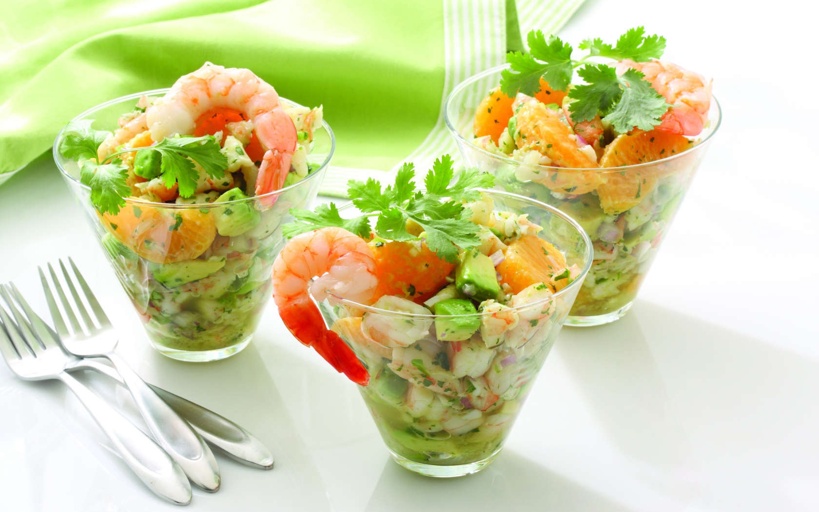 Салат с креветками, мандаринами, авокадо, луком и зеленью