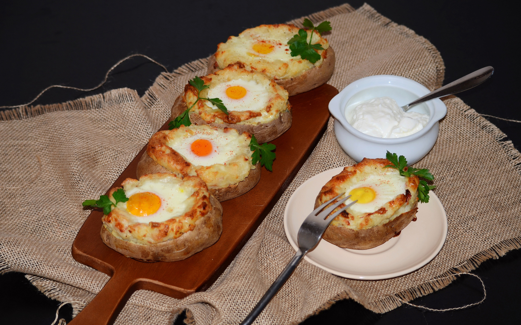 Бутерброды с яичницей на разделочной доске к завтраку