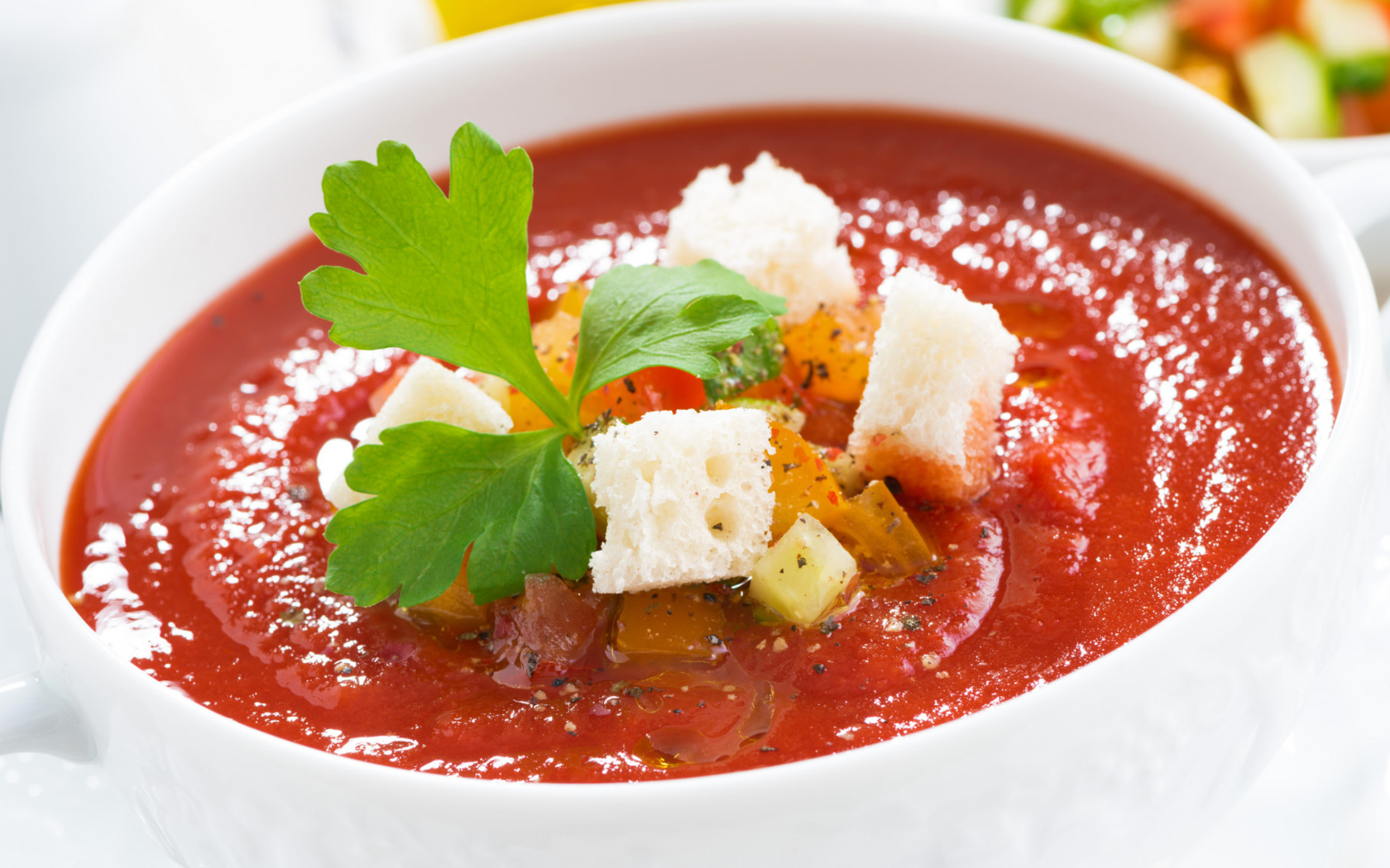 Томатный суп в белой тарелке с гренками 