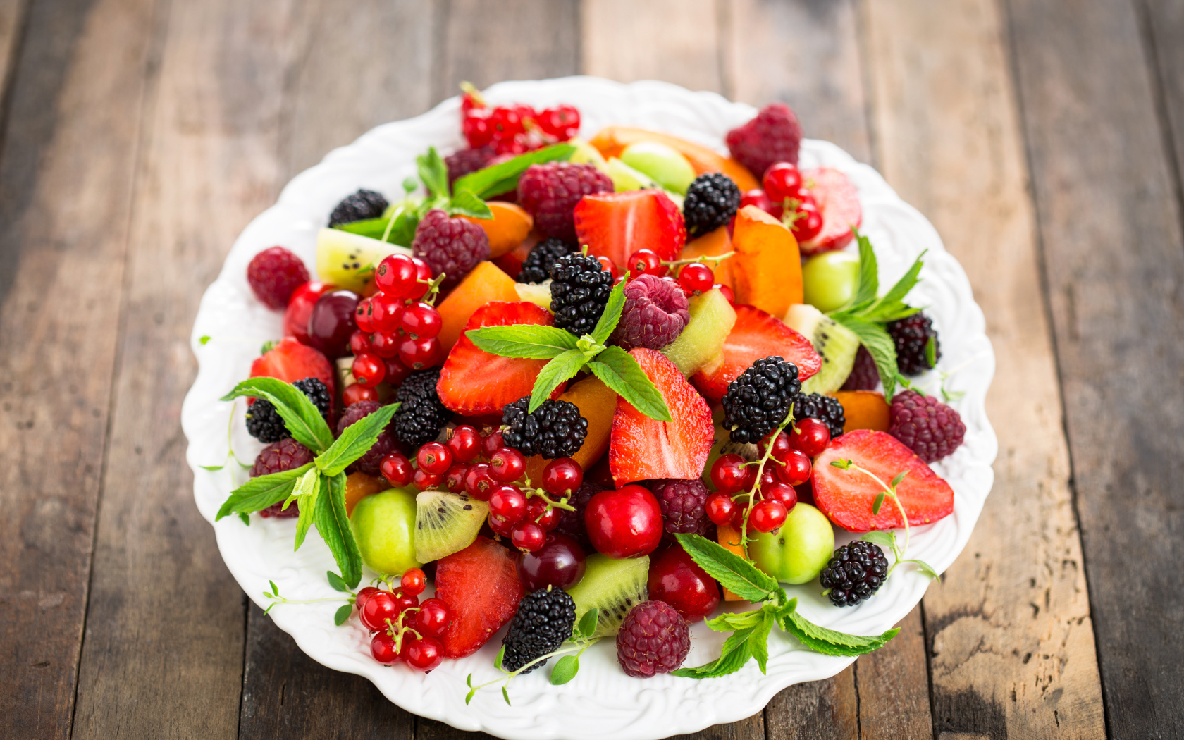 Аппетитные свежие фрукты на белой тарелке 