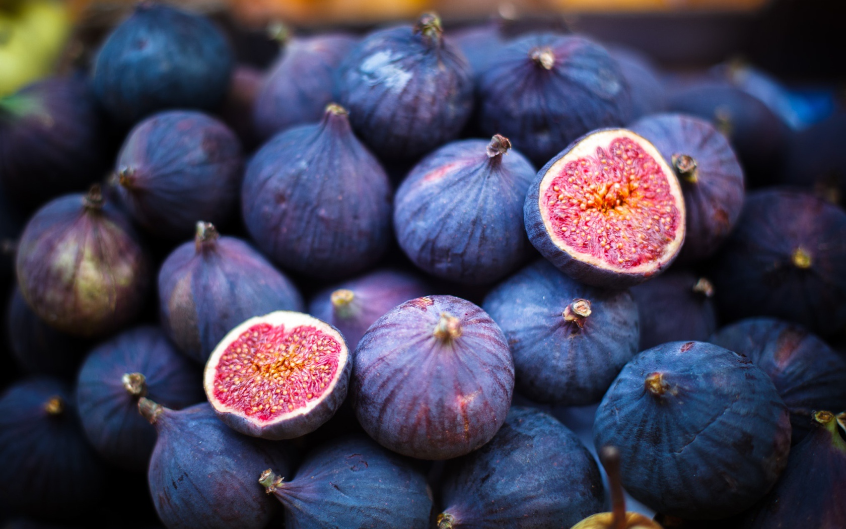 Свежие плоды спелого инжира