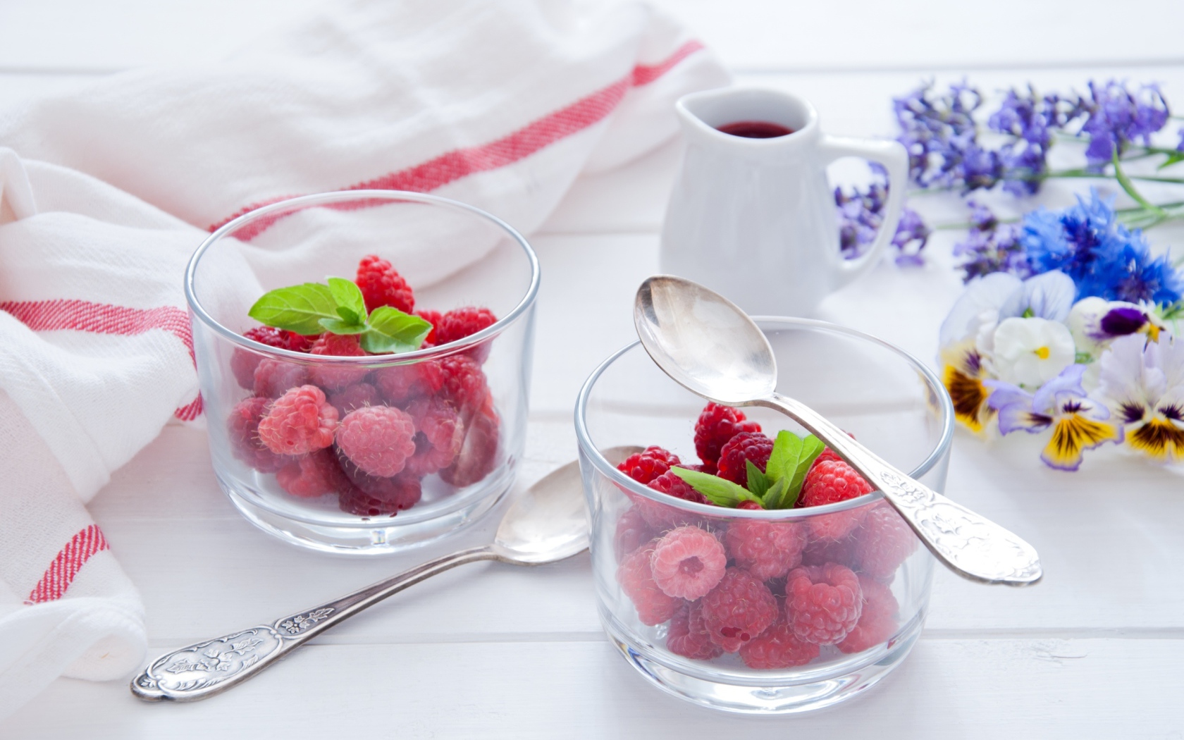 Малина в прозрачный стаканах на завтрак на столе