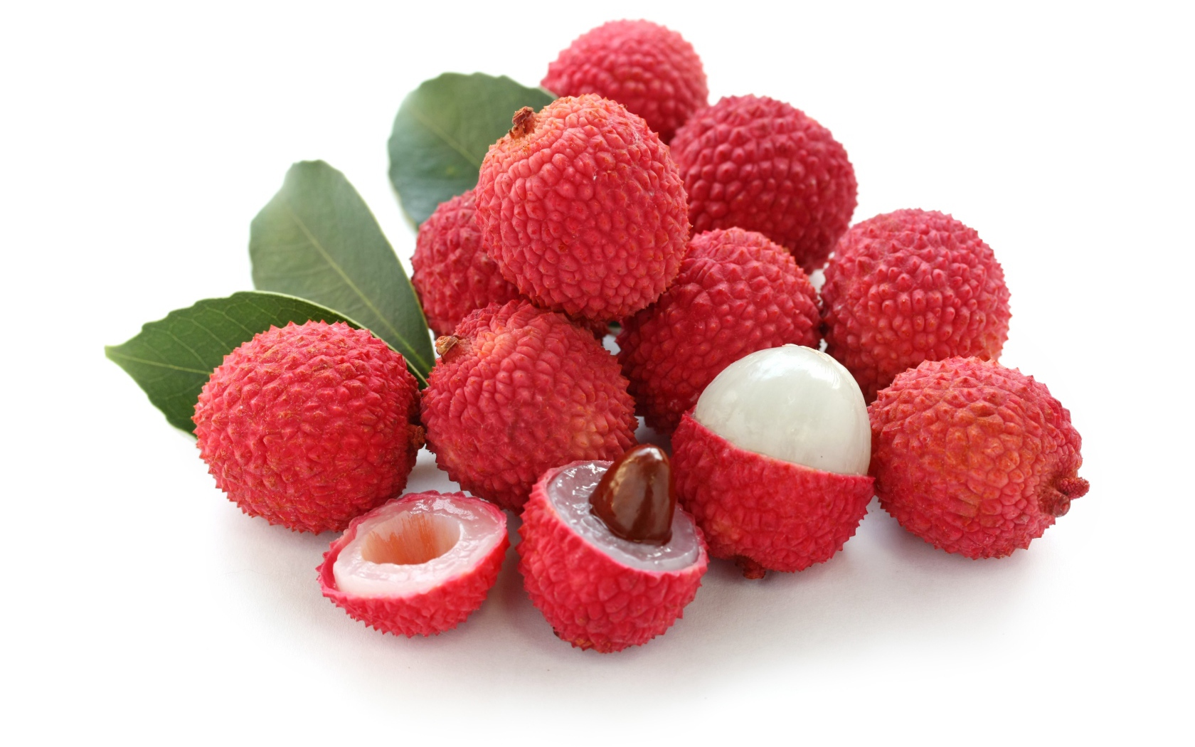 Спелые красные ягоды личи на белом фоне