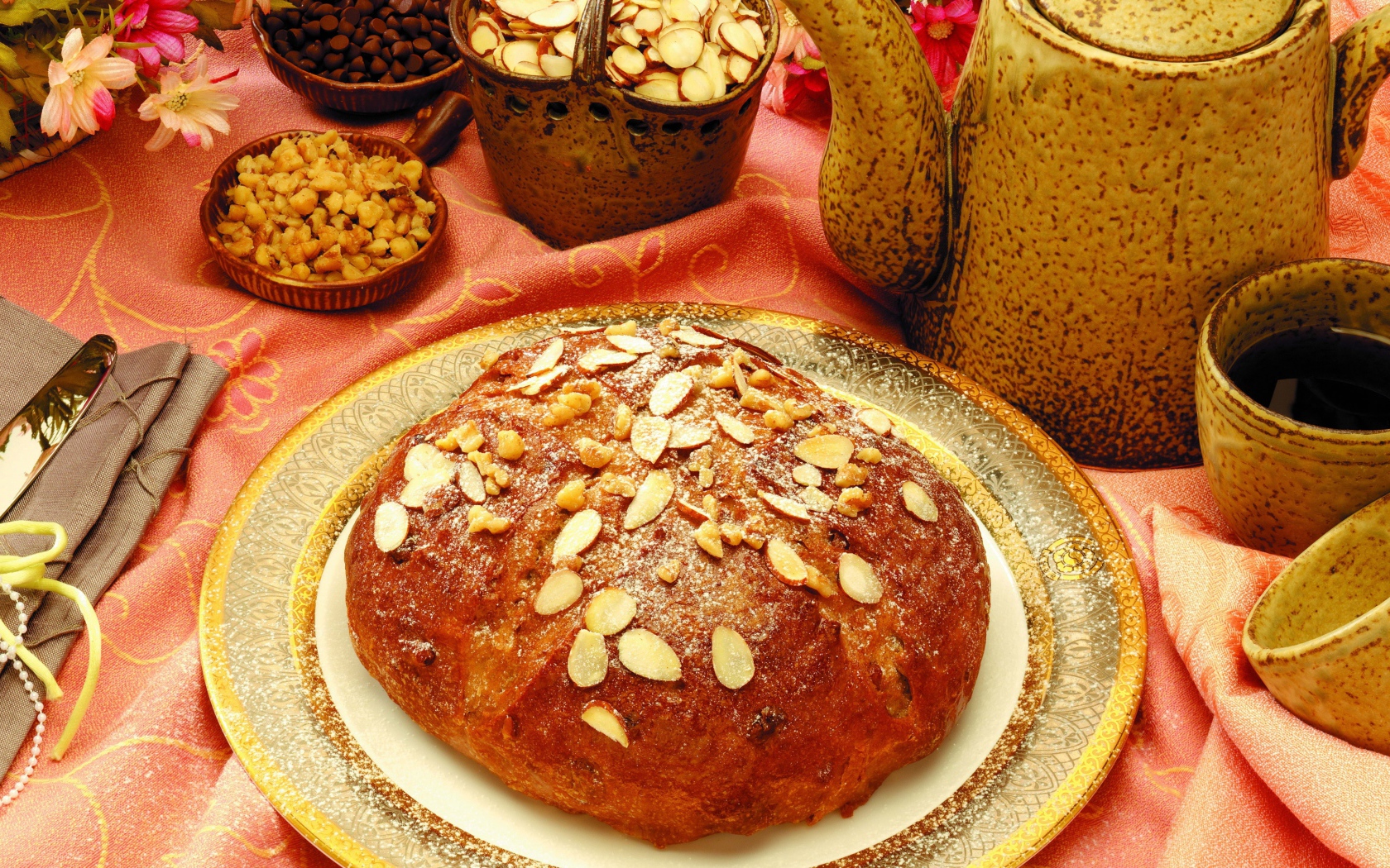 Свежий хлеб с миндальными орехами на столе