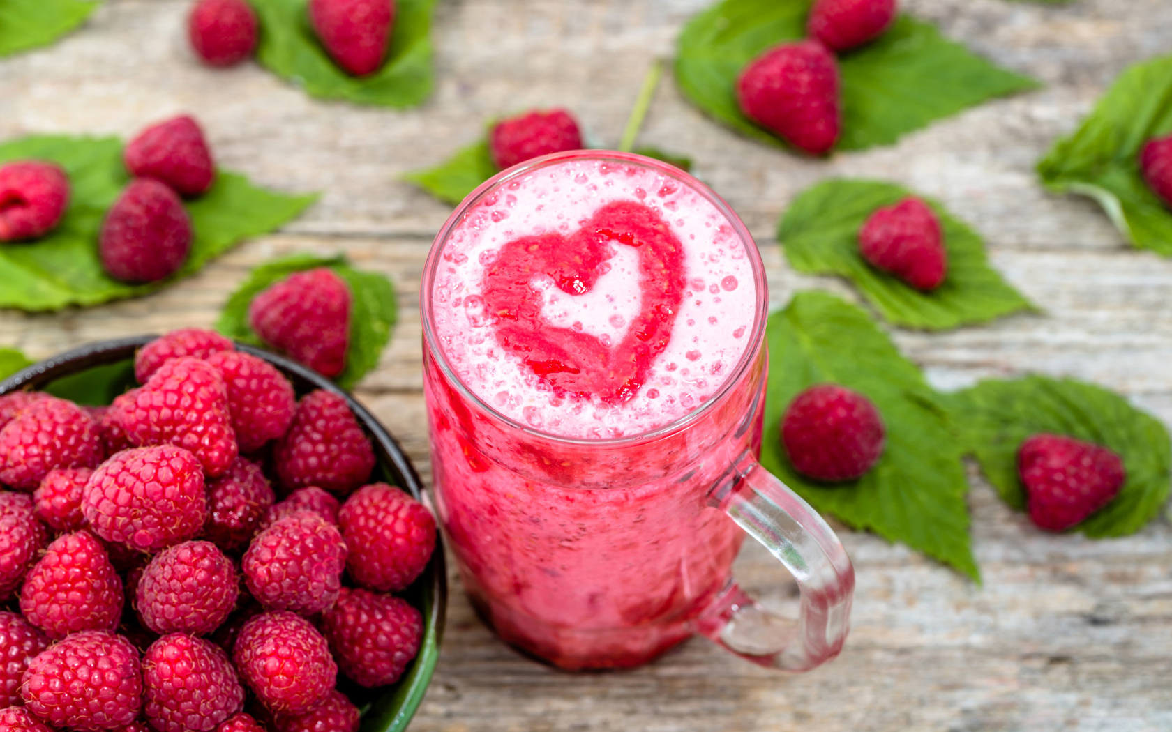 Бокал малинового коктейля со свежими ягодами малины