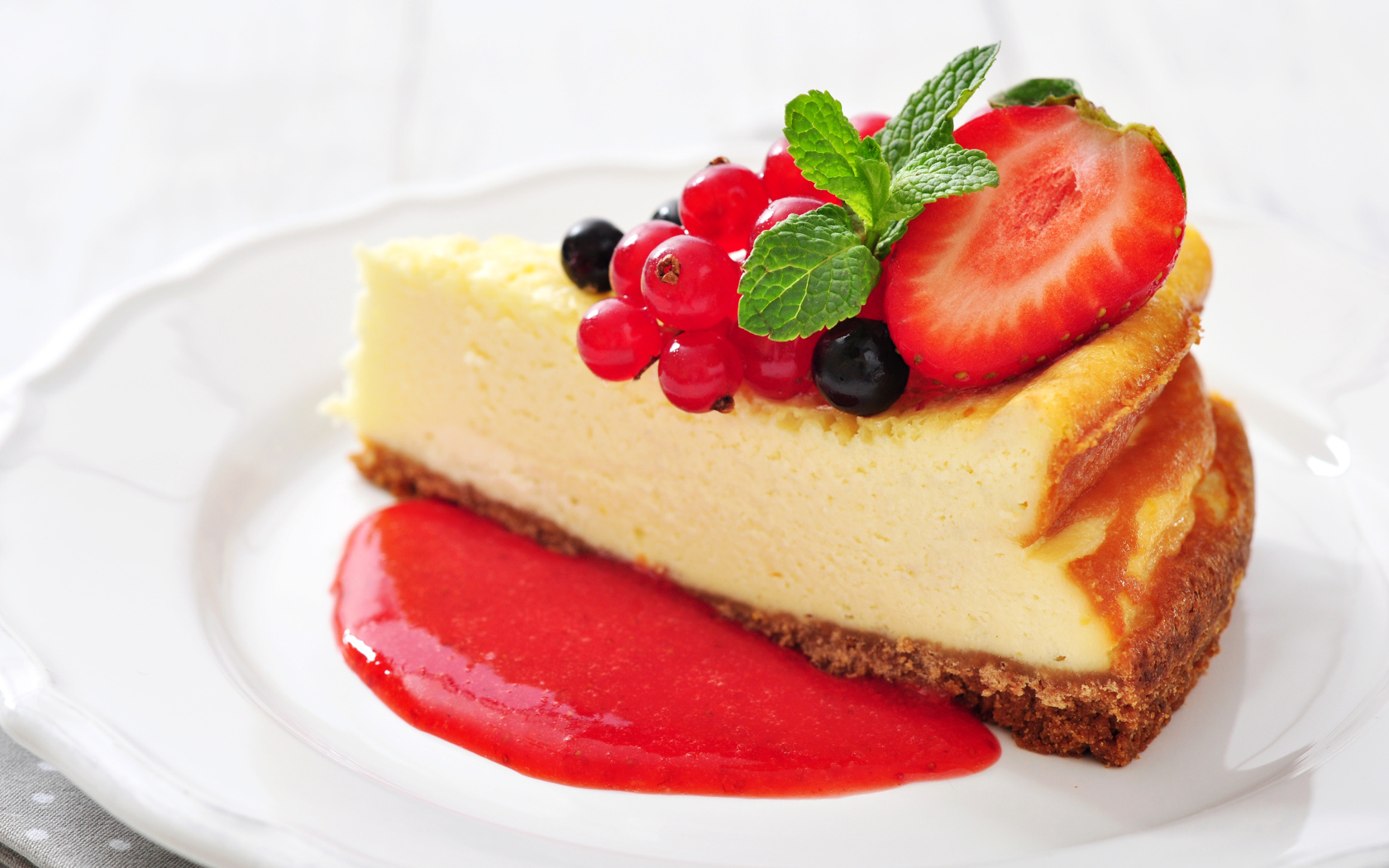 Кусок чизкейка с джемом и ягодами смородины и клубники