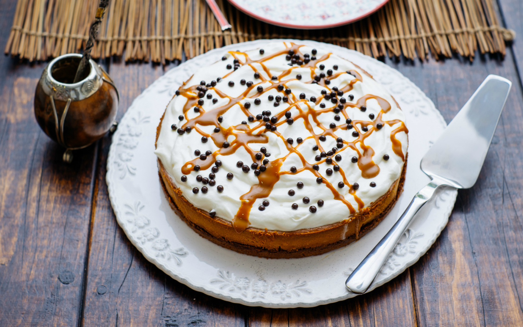 Аппетитный пирог со сливками на белом блюде