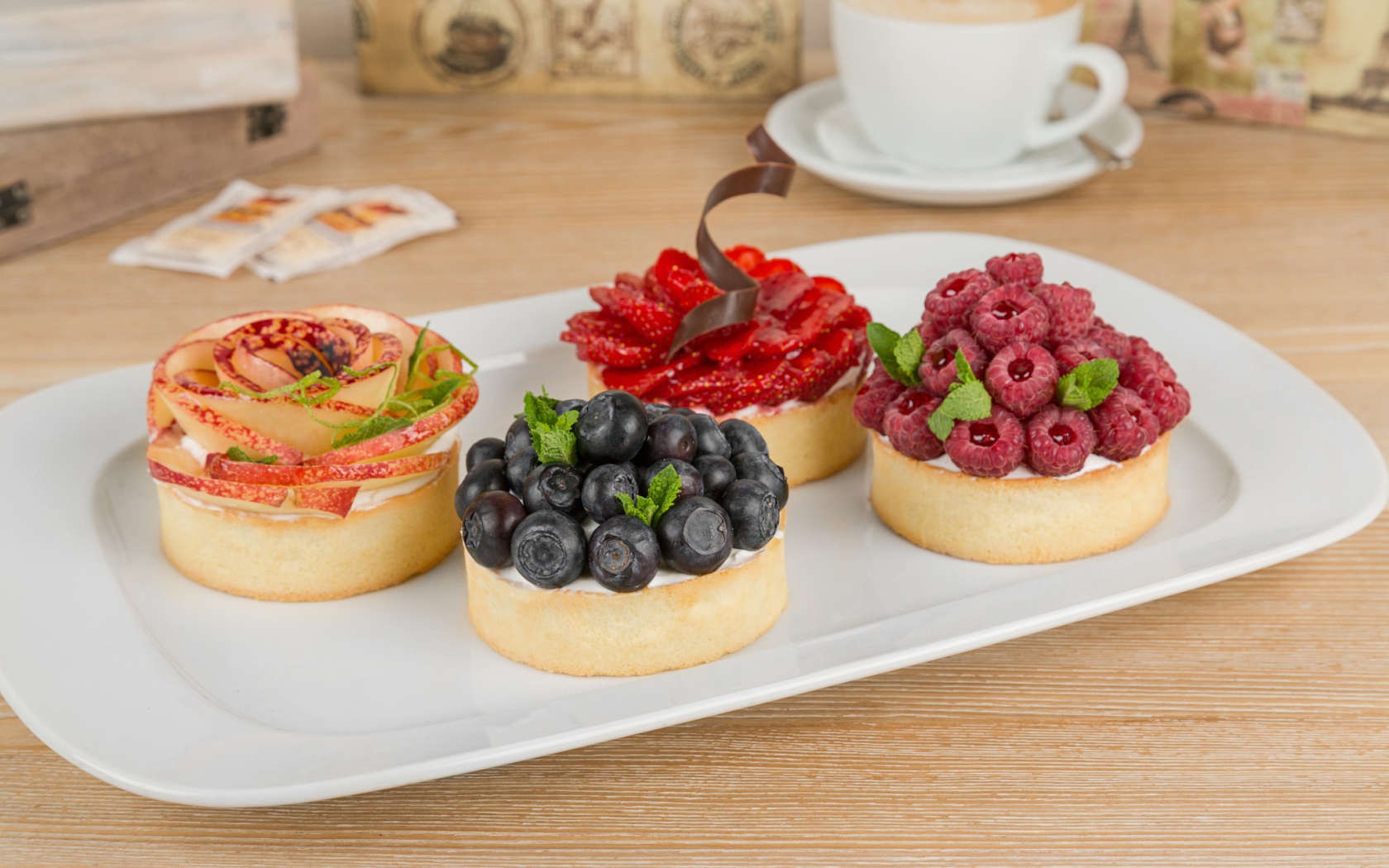 Аппетитные пирожные с ягодами на десерт