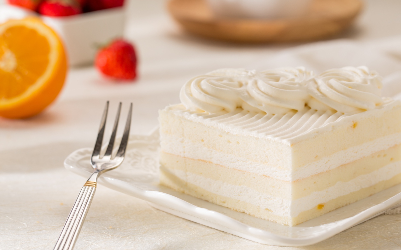 Аппетитный кусок бисквитного торта со сливочным кремом