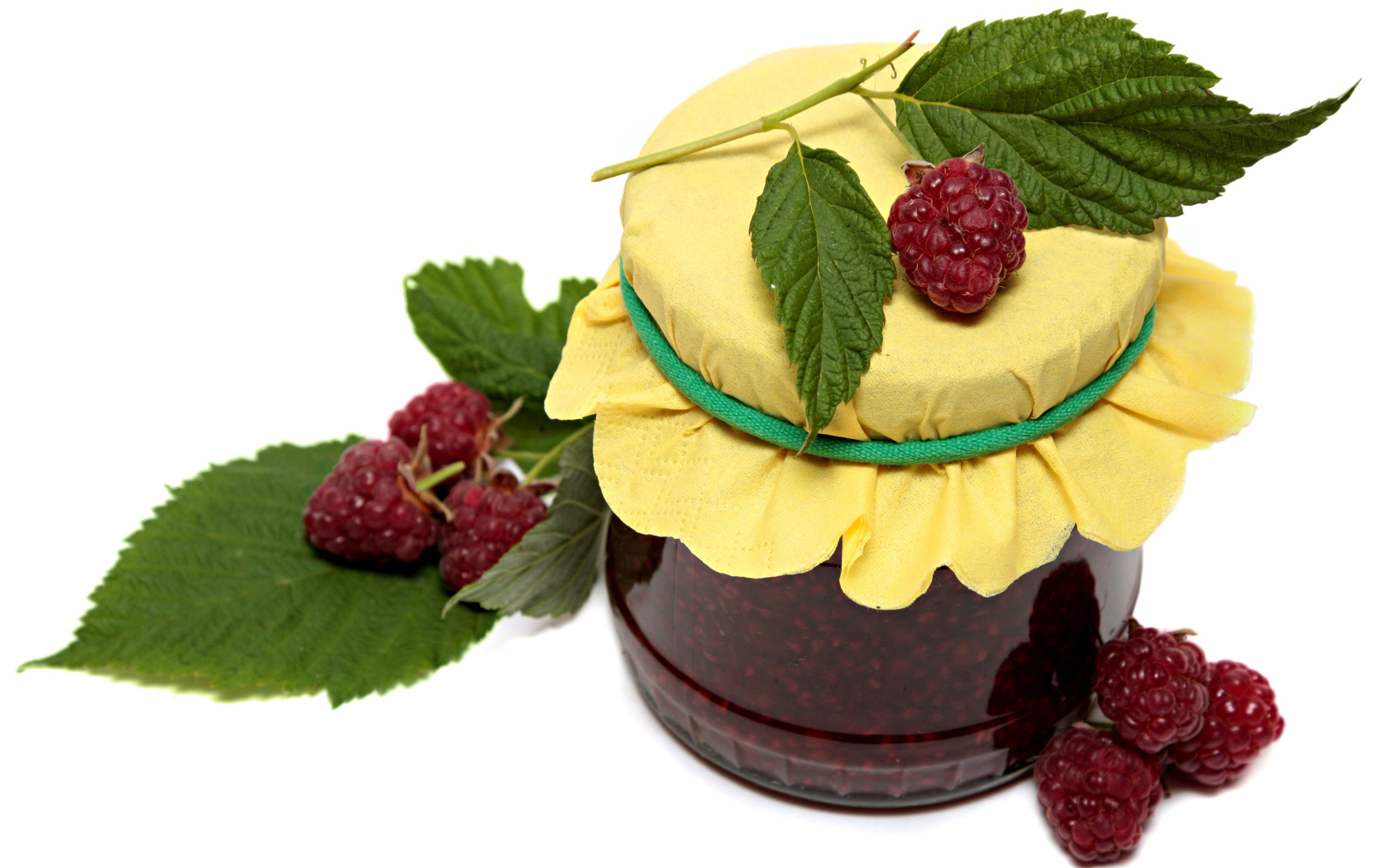 Банка малинового джема со свежей малиной на белом фоне