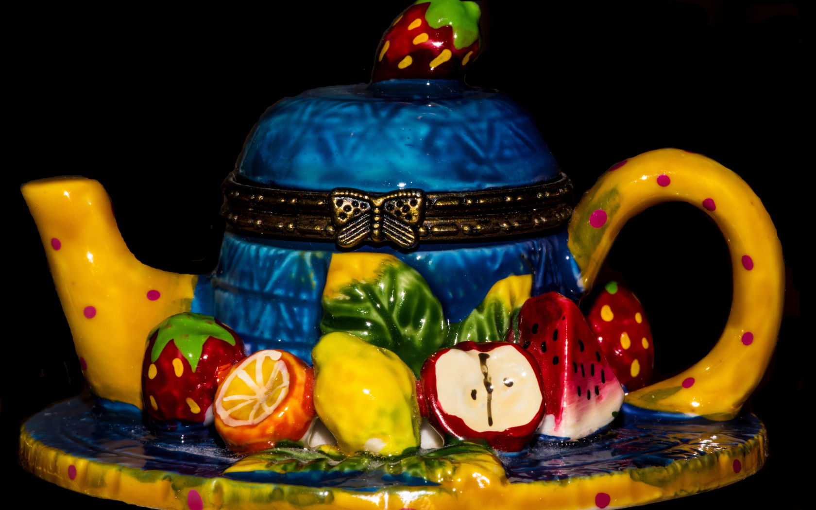 Красивый торт в виде чайника на черном фоне 