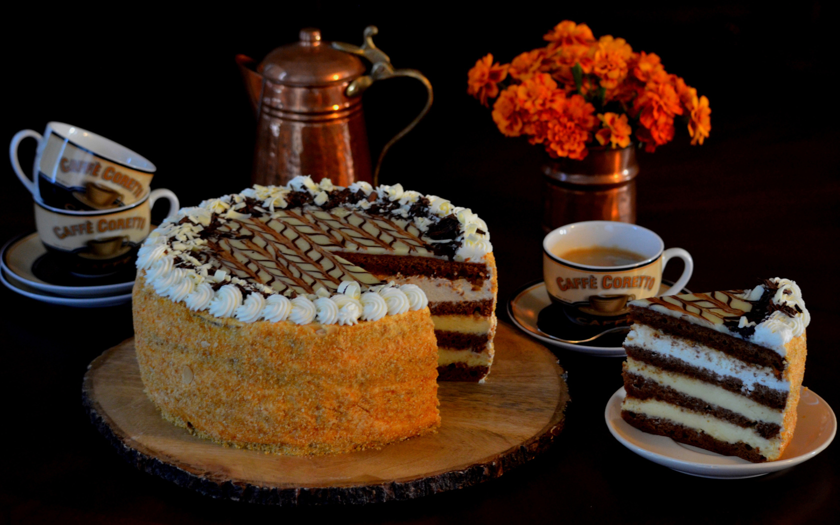 Красивый праздничный торт на столе с цветами