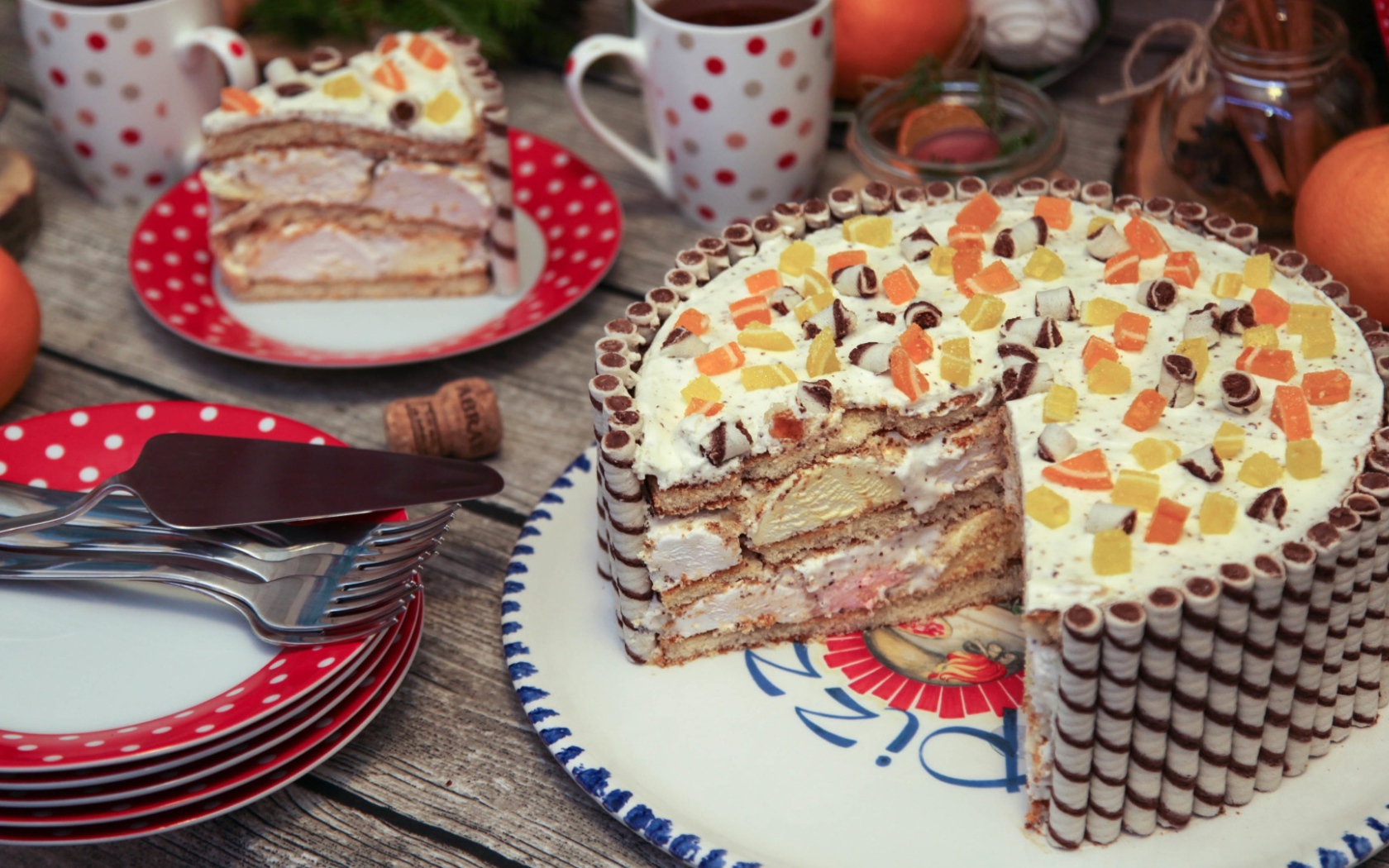 Красивый зефирный торт на праздничном столе 