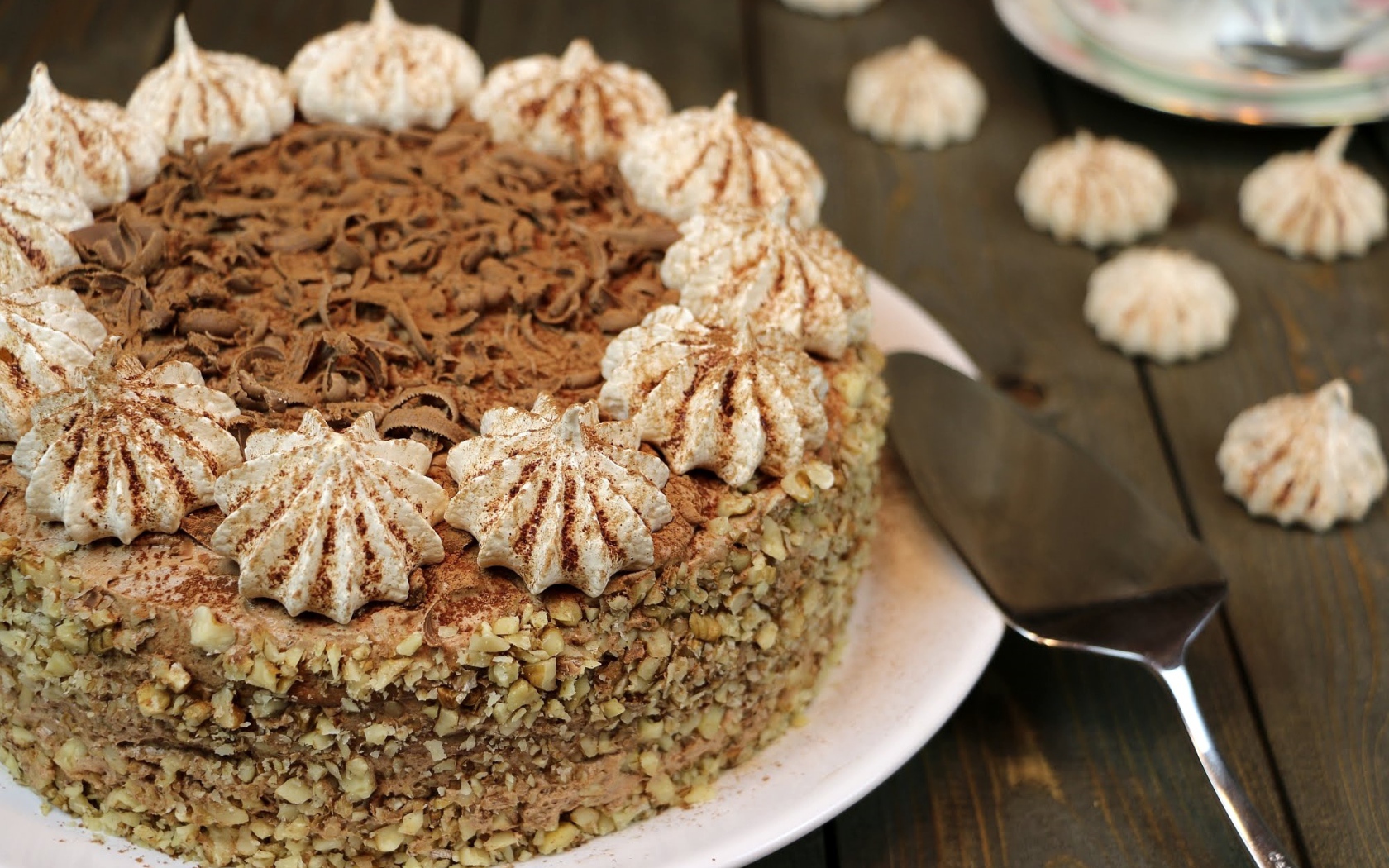 Большой торт с орехами и шоколадом 