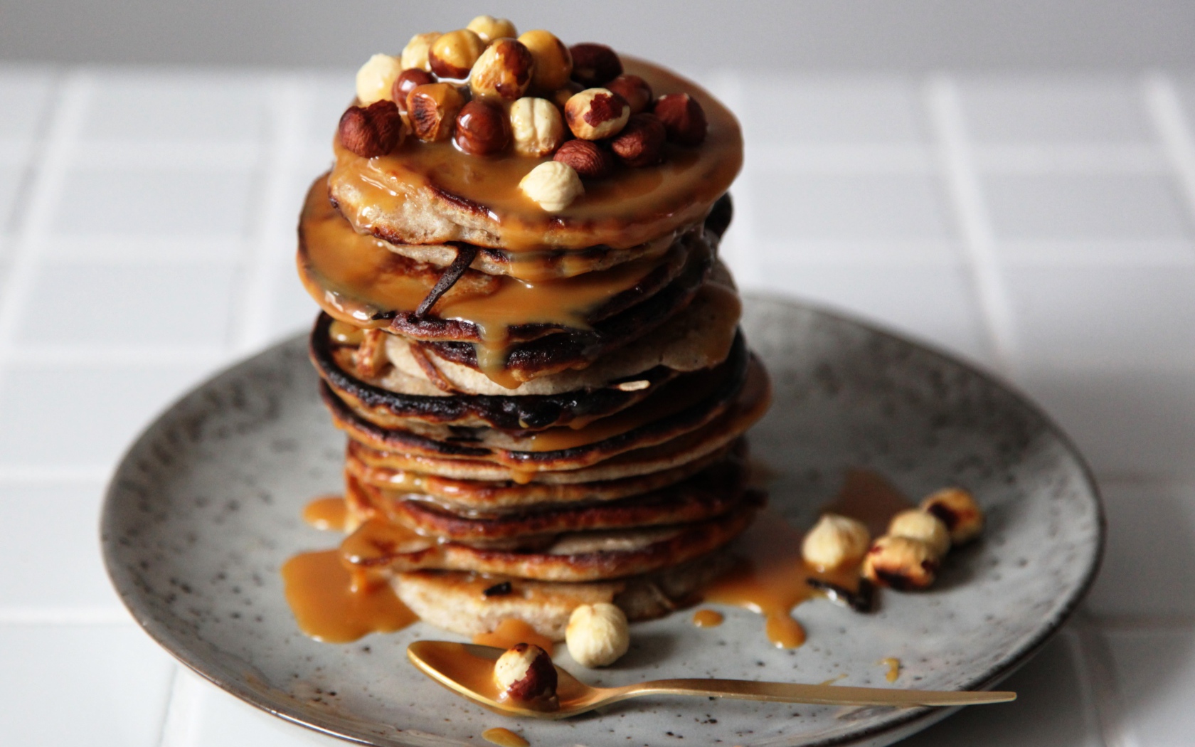 Гречневые оладьи с лесными орехами и сиропом