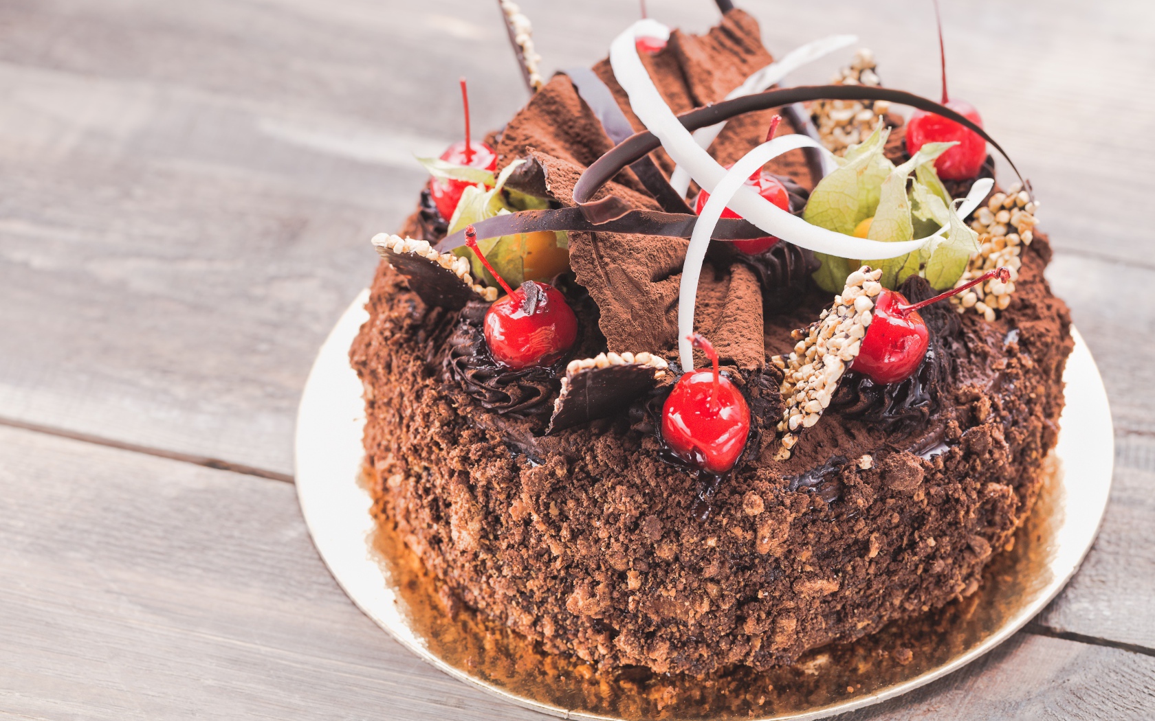 Торт с шоколадом и ягодами вишни к празднику