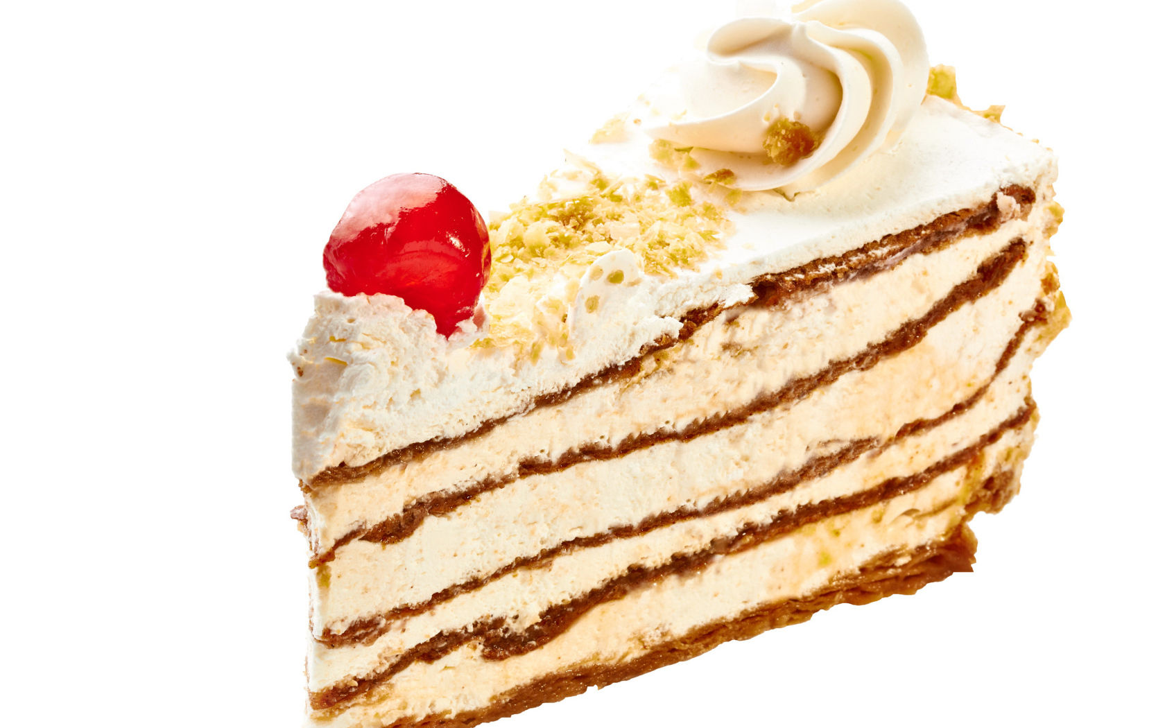 Пирожное с кремом и вишней на белом фоне