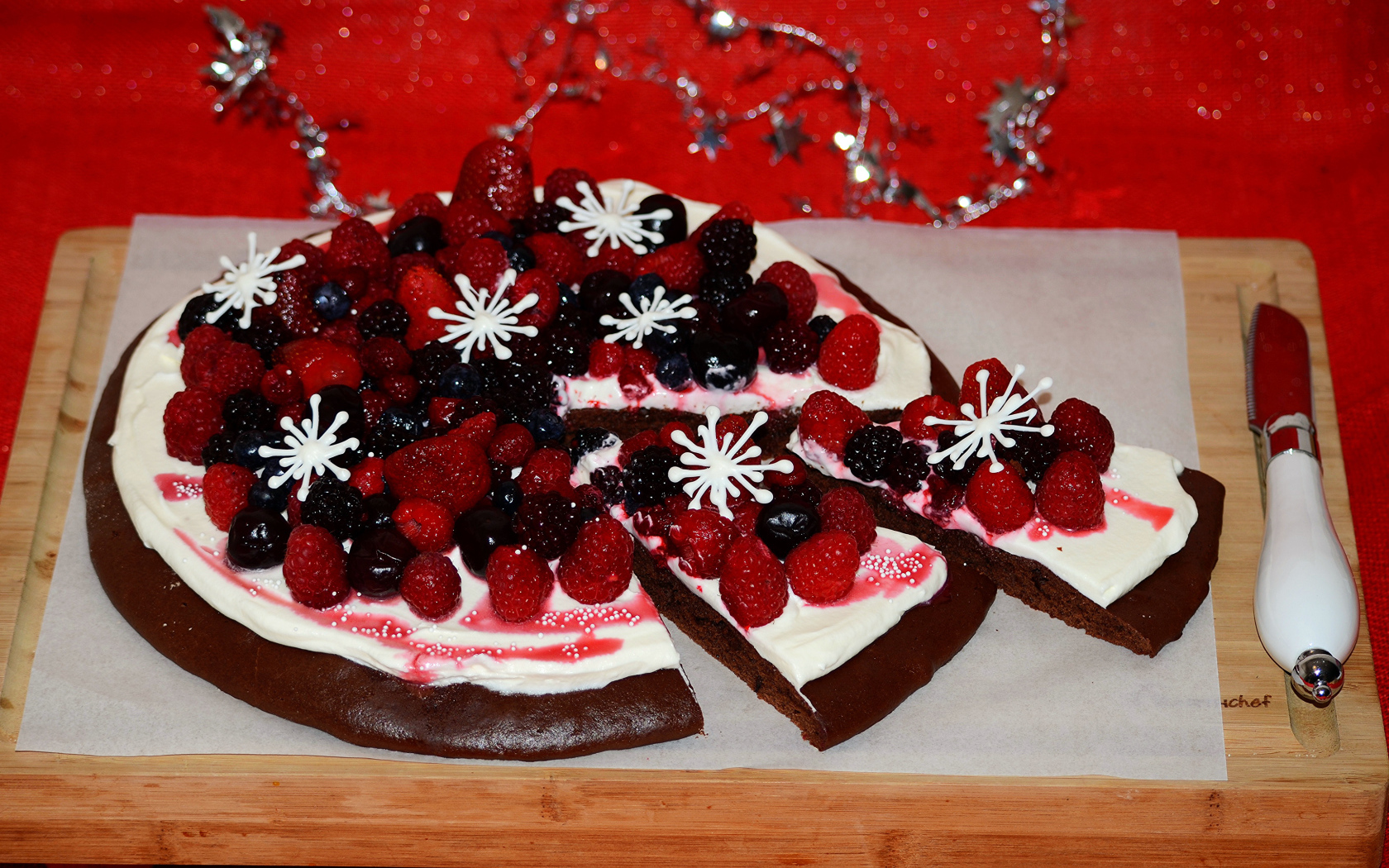 Праздничный пирог с ягодами на деревянной доске