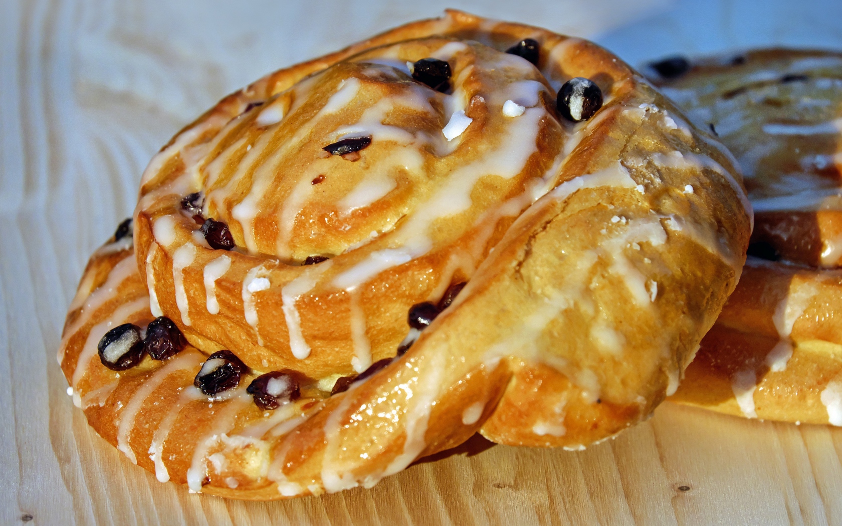 Свежая булочка с изюмом в сахарной глазури