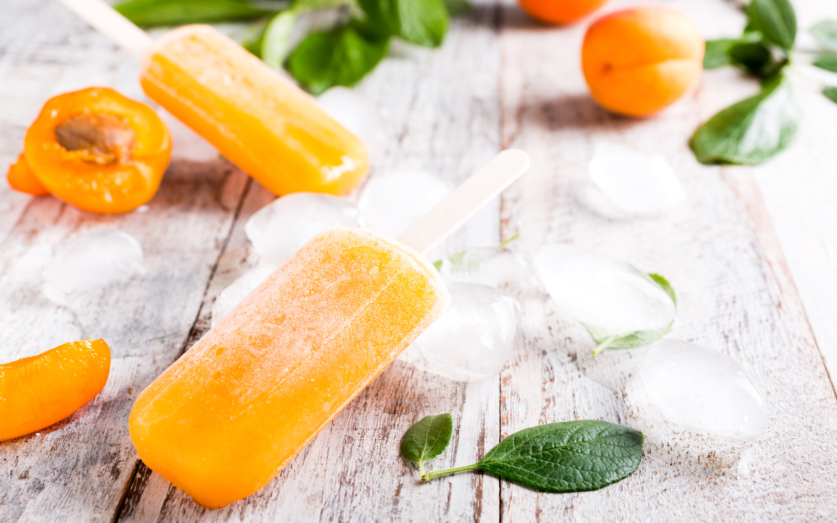 Фруктовое абрикосовое мороженое на палочке со льдом