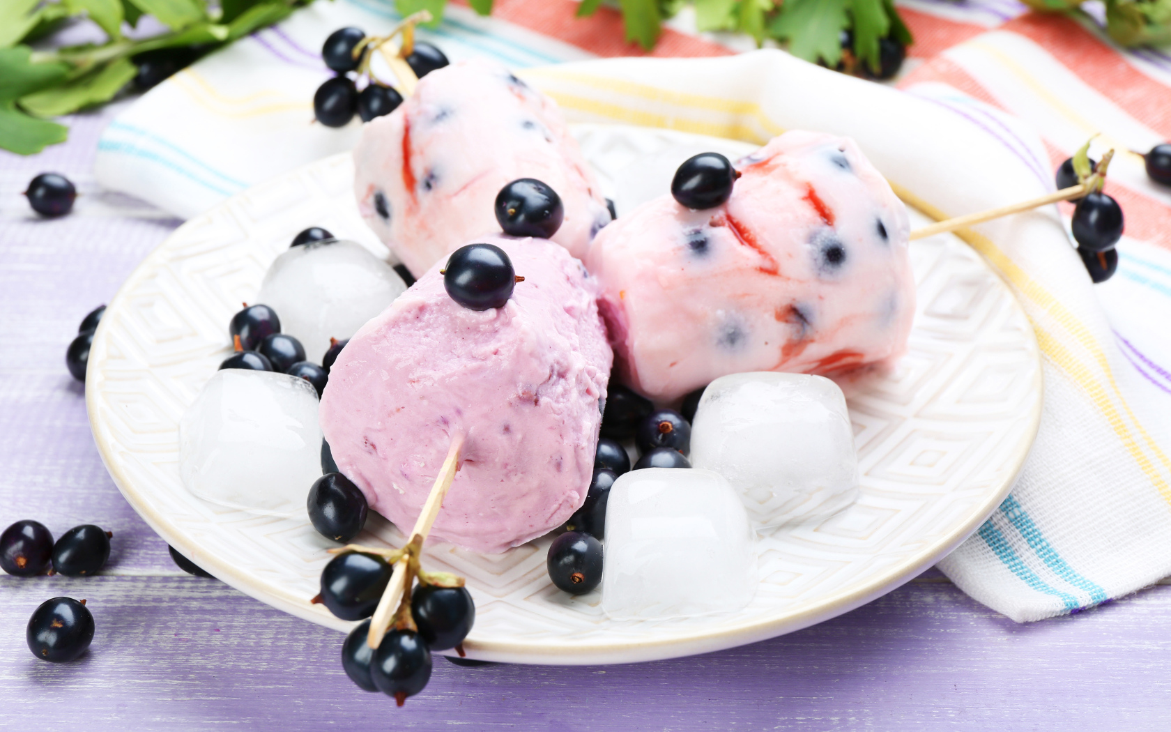 Фруктовое мороженое с ягодами черной смородины