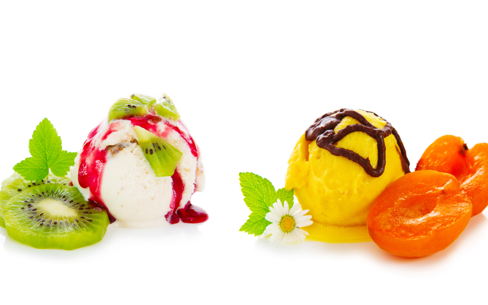 Шарики мороженого с киви и абрикосами на белом фоне