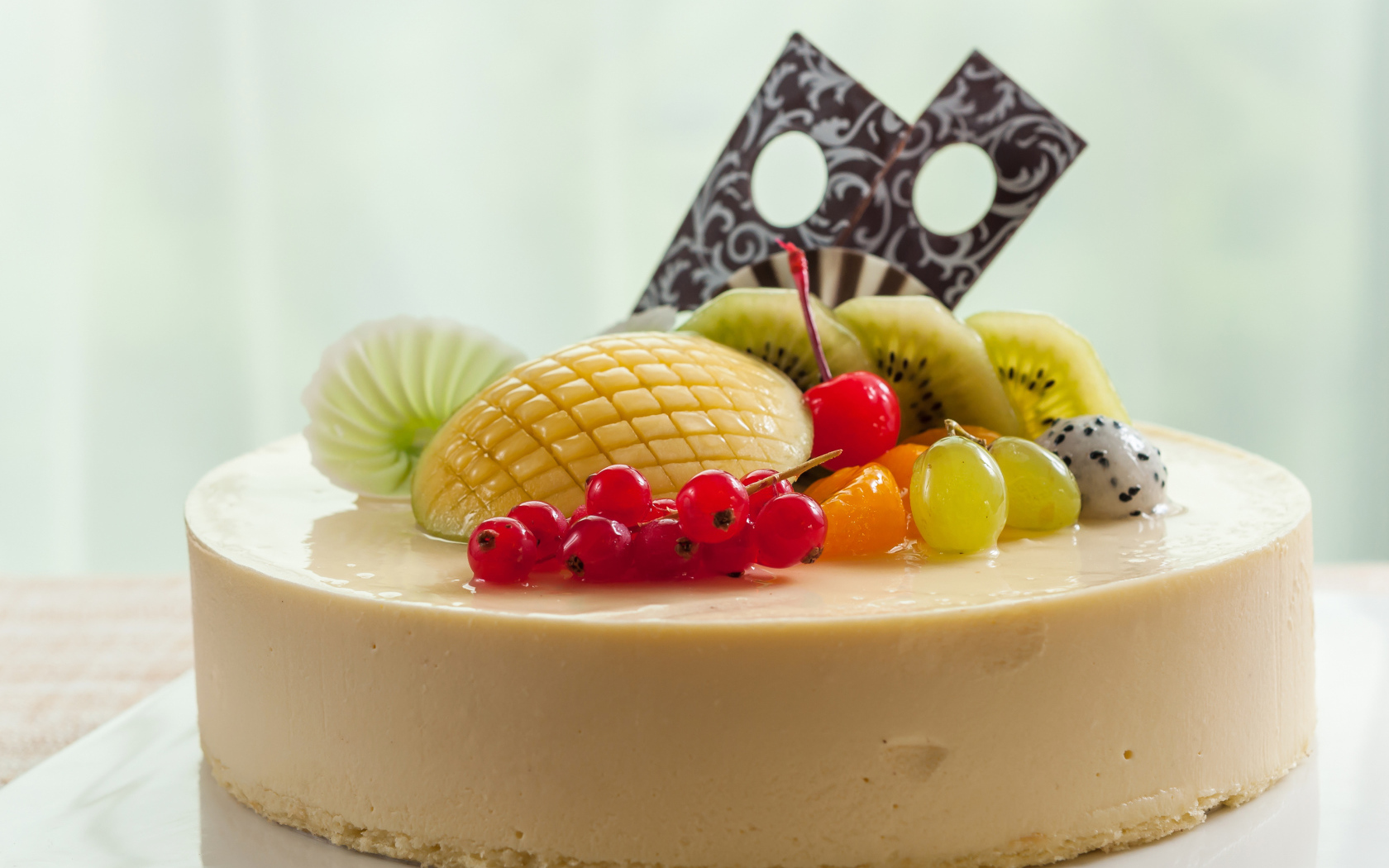 Круглый аппетитный чизкейк с ягодами  и фруктами