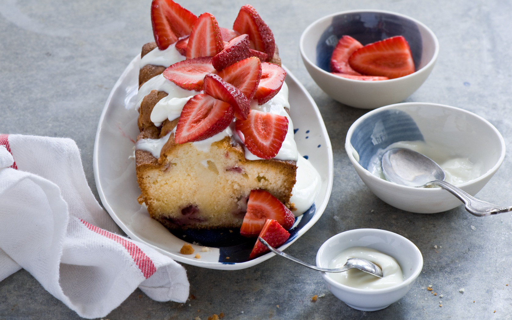 Сладкий кекс со свежей клубникой и сливками 