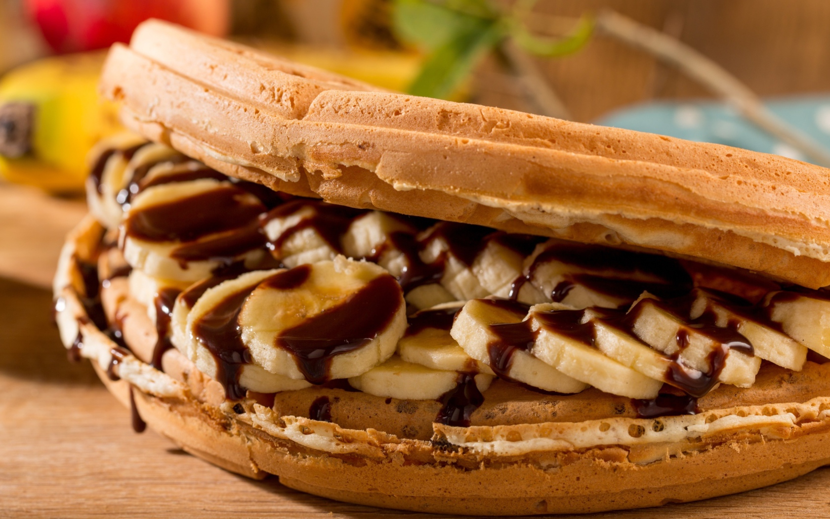 Сладкие вафли с бананами и шоколадом