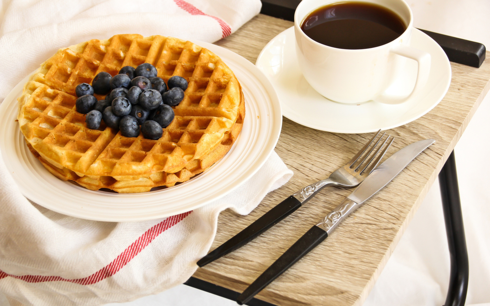 Сладкие вафли с черникой и чашкой кофе на завтрак
