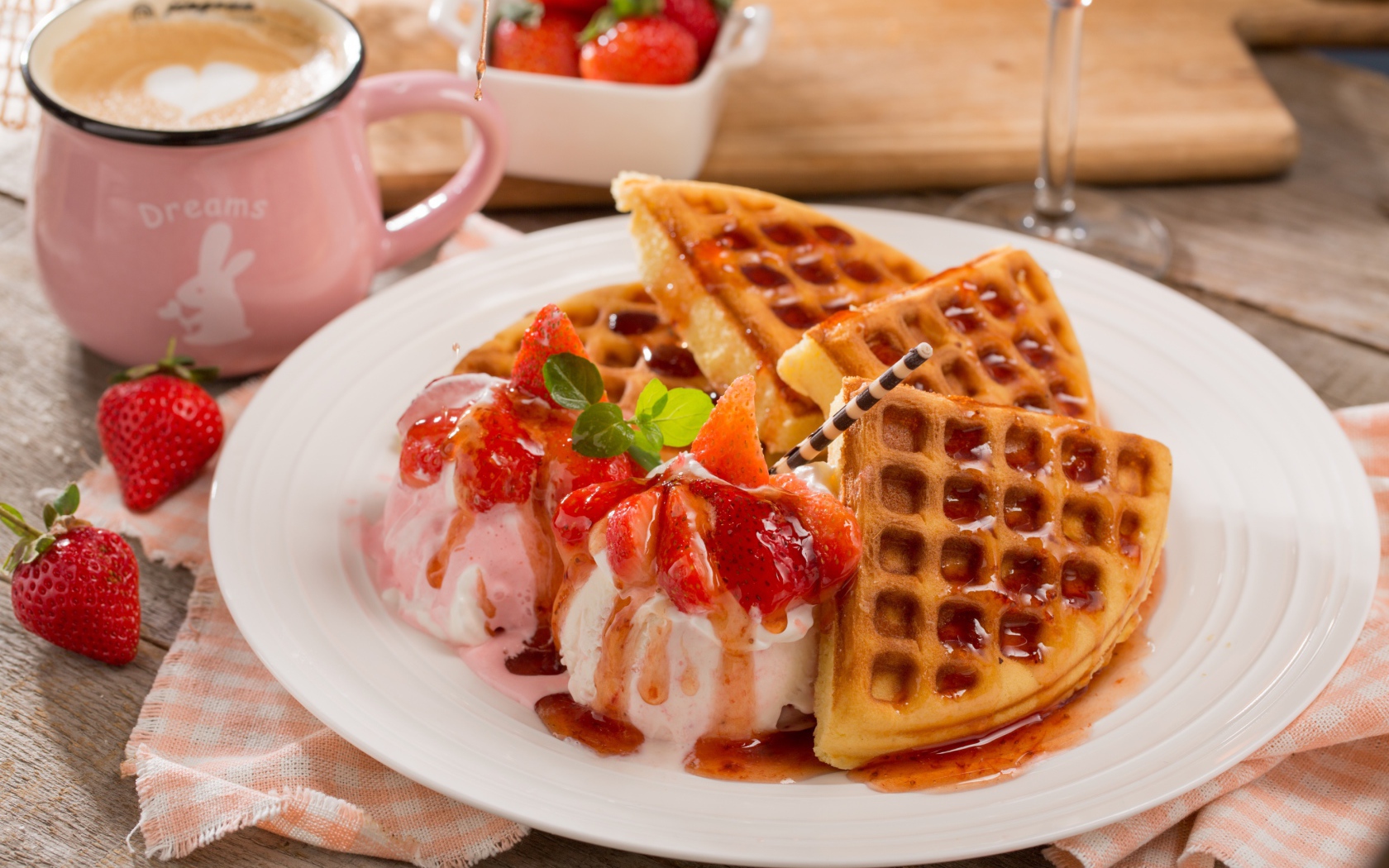 Сладкие вафли с мороженым и клубничным джемом