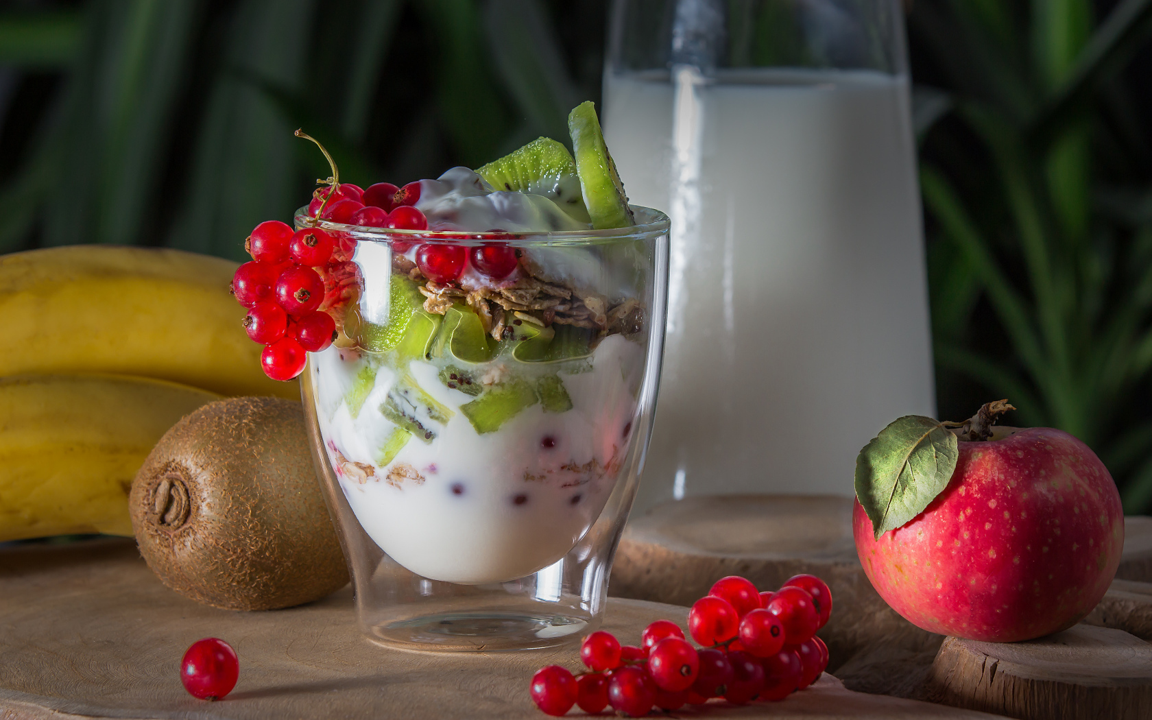 Йогурт с яблоками, киви и красной смородиной на завтрак