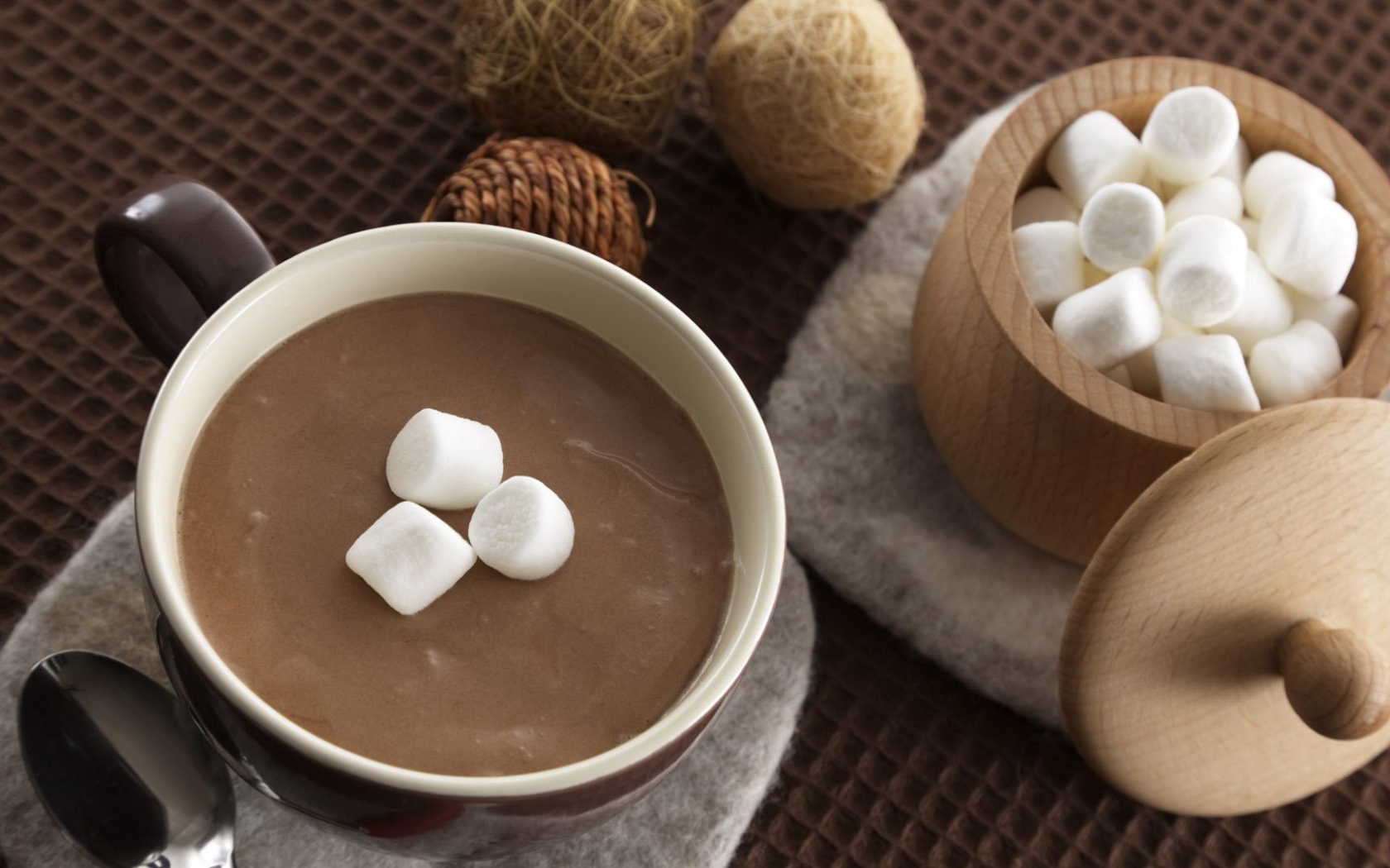 Чашка горячего шоколада с маршмеллоу 