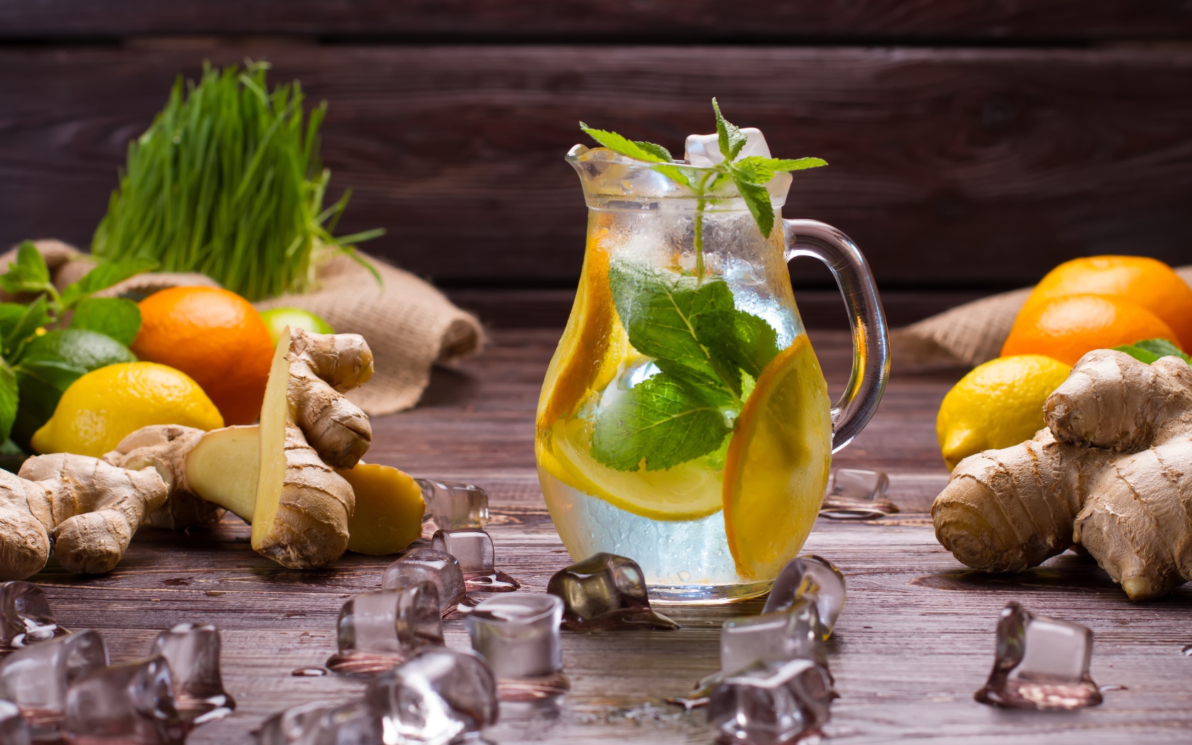 Холодный цитрусово - имбирный лимонад со льдом