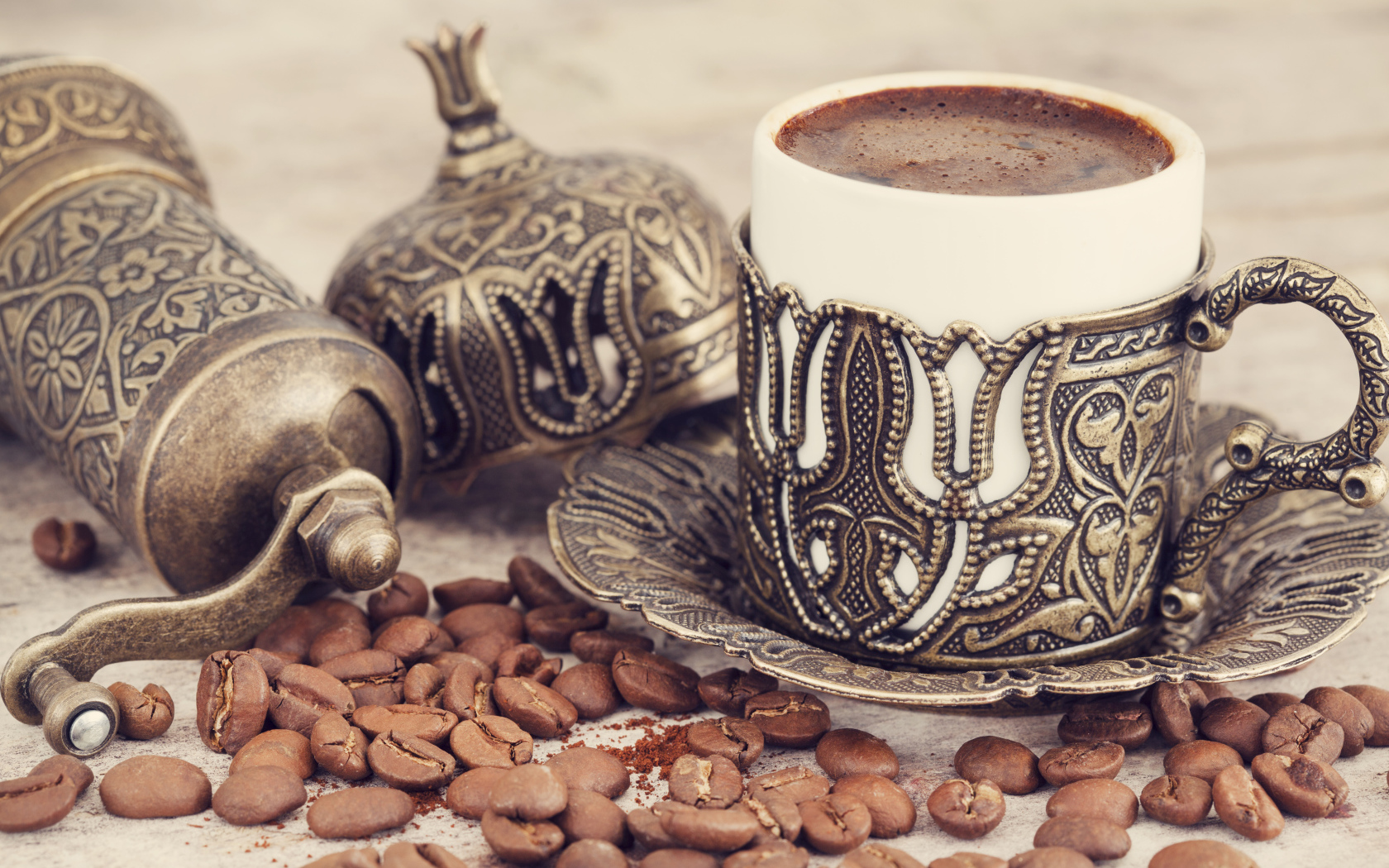 Вкусный кофе в красивой чашке с кофейными зернами на столе