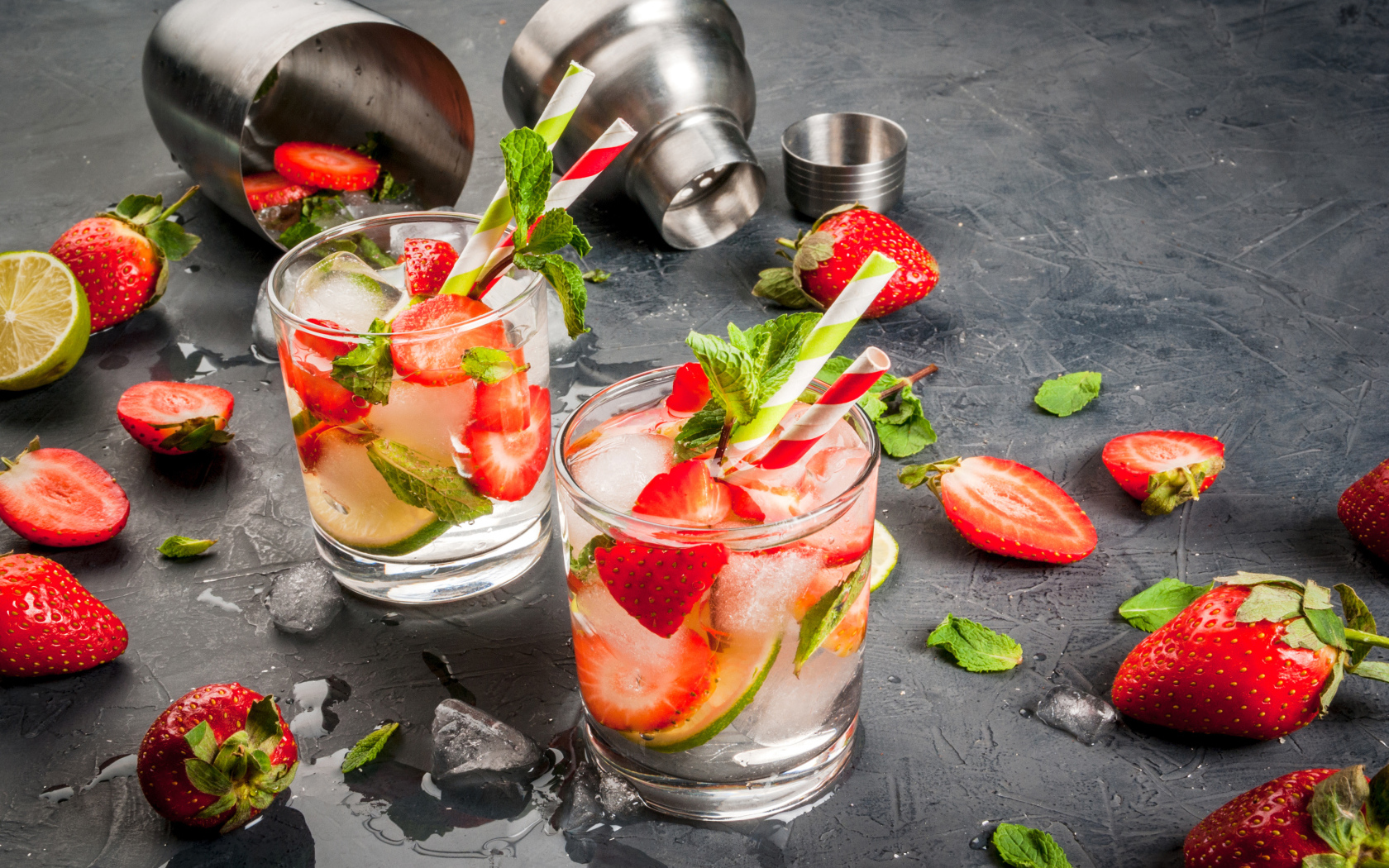 Летний напиток мохито с клубникой, лаймом и листьями мяты