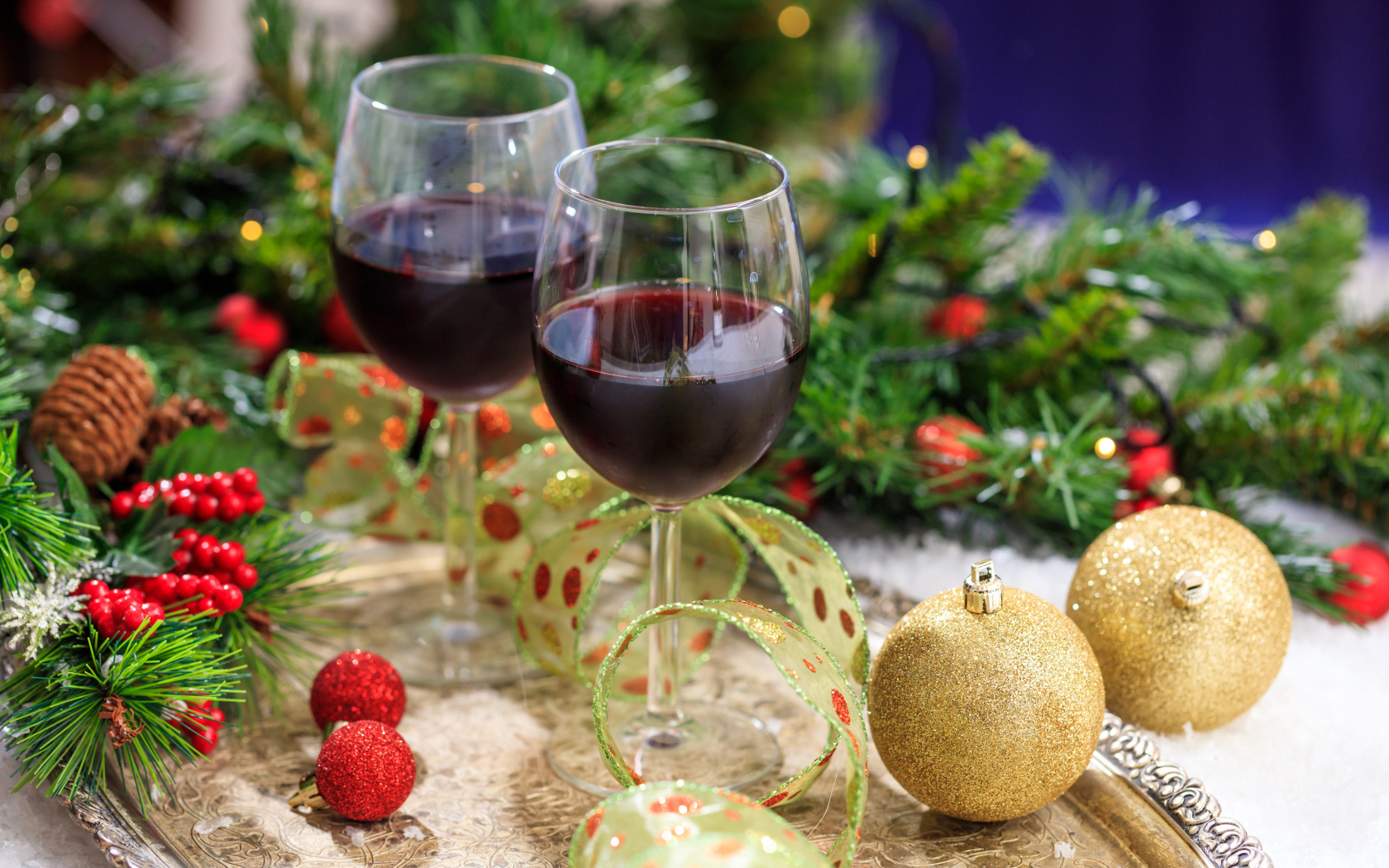 Два бокала красного вина на новогоднем столе