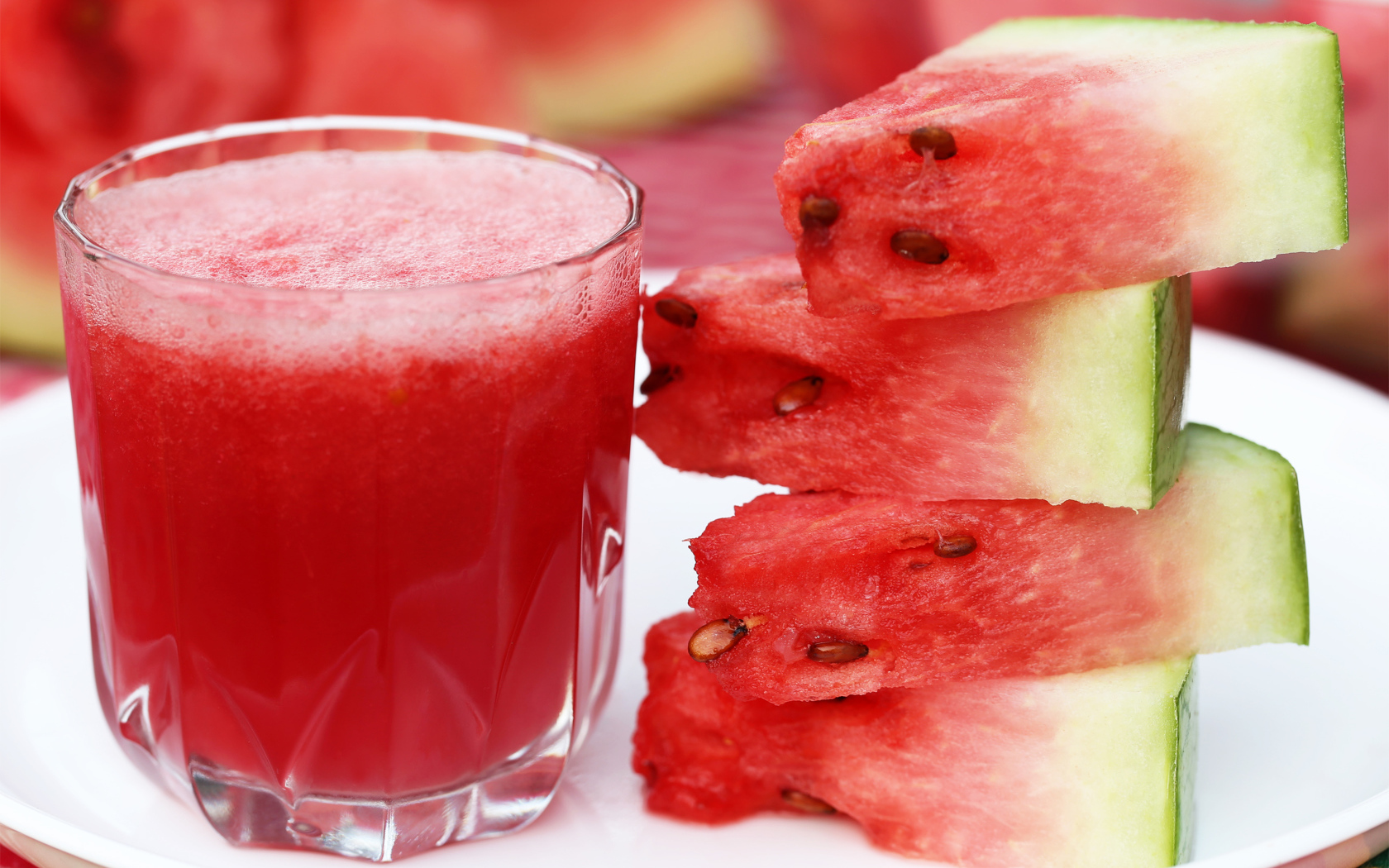 Арбузный сок с кусочками свежего арбуза 