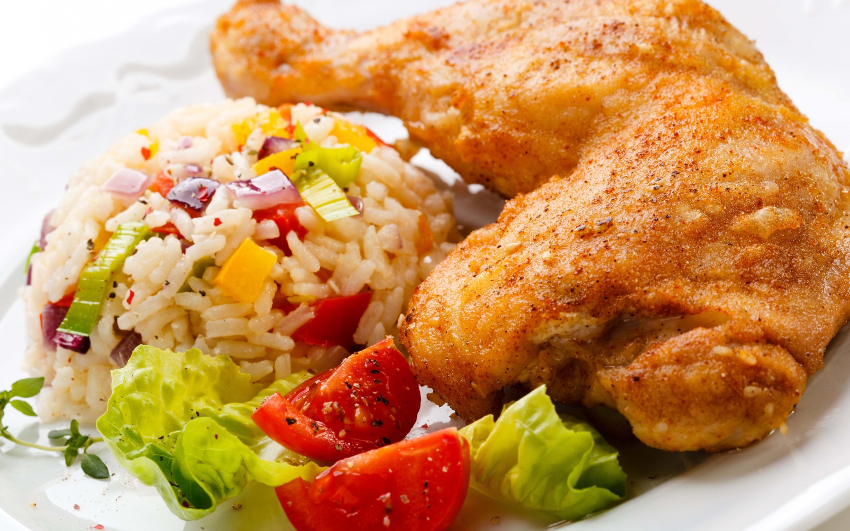 Аппетитный жареный куриный окорочок с рисом и овощами