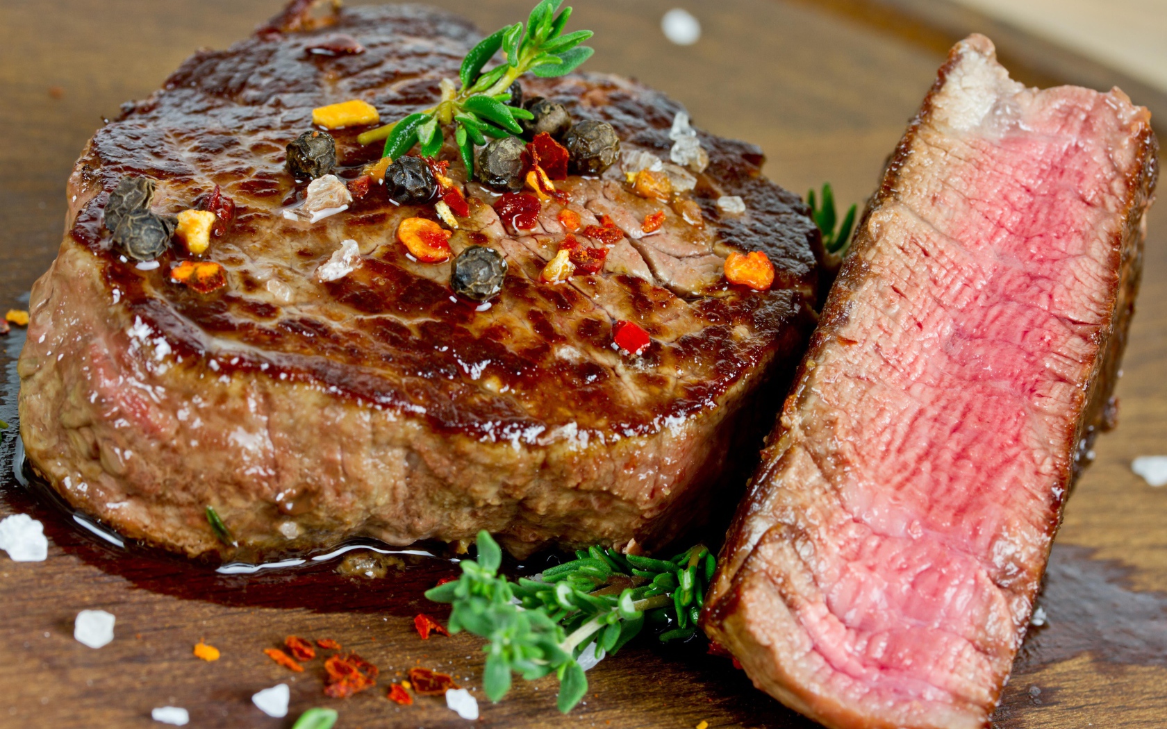 Аппетитный большой кусок мяса со специями 