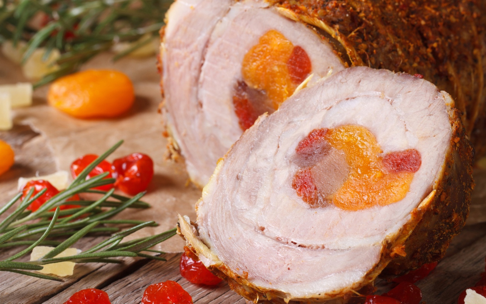 Аппетитный мясной рулет с курагой 